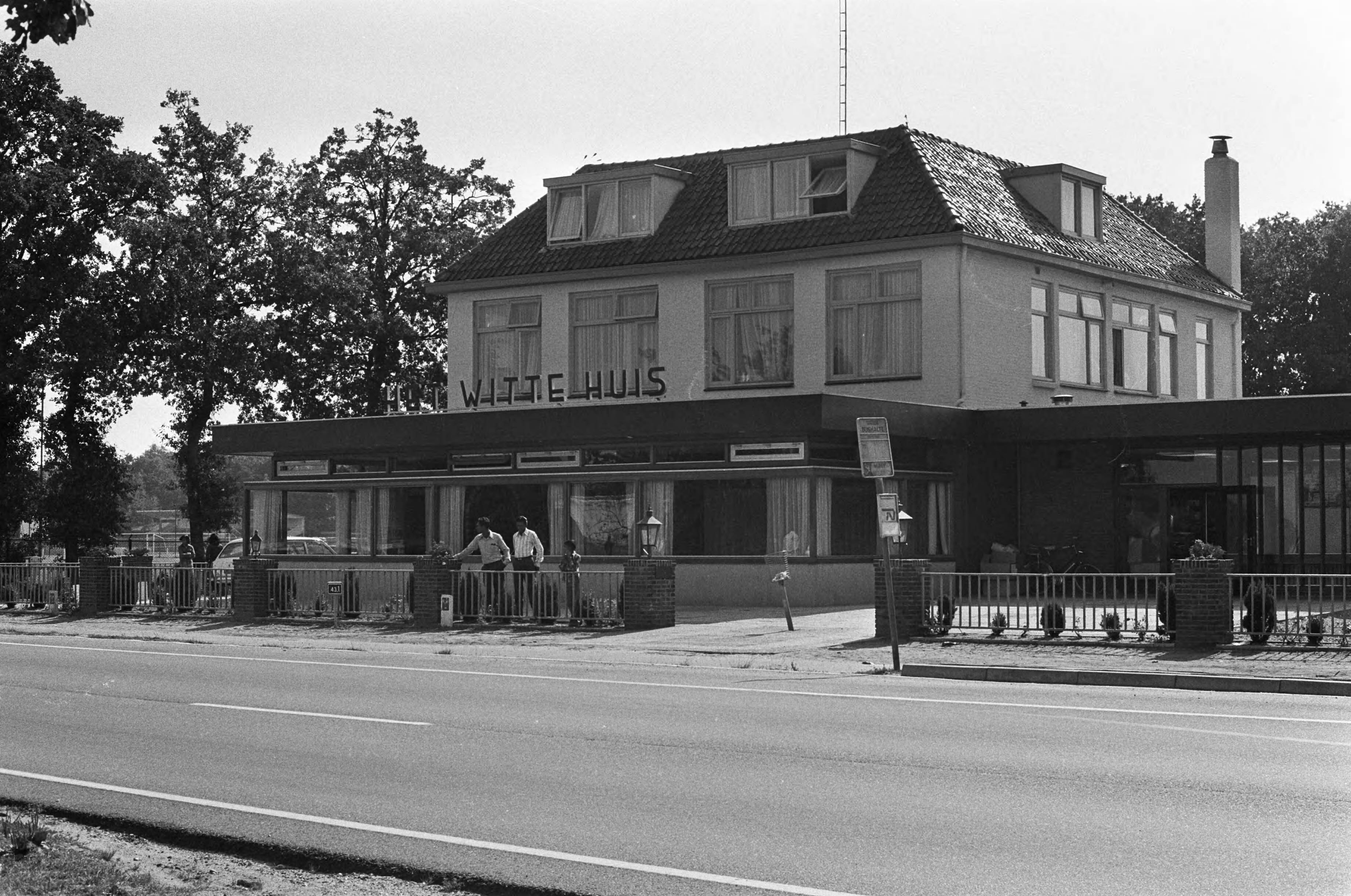 Fotocollectie Anefo — Aankomst Surinamers op vliegveld Schiphol en opvang in het Witte Huis te Soest; exterieur Witte Huis — Foto: Peters, Hans / Anefo. Licentie: Set B: Rechtenvrij / Publiek Domein. Bron: Nationaal Archief. http://hdl.handle.net/10648/ac719788-d0b4-102d-bcf8-003048976d84