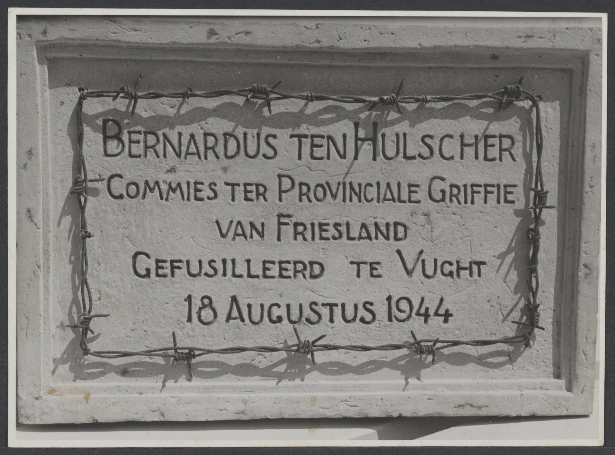 Illegaliteit — Leeuwarden. gedenksteen, mei-juni 1947 — Foto: Jong, J.J.M. de / Spaarnestad. Licentie: Set B: Rechtenvrij / Publiek Domein. Bron: Nationaal Archief. http://hdl.handle.net/10648/1162dc16-5fb7-0b71-e899-fa0529df0847