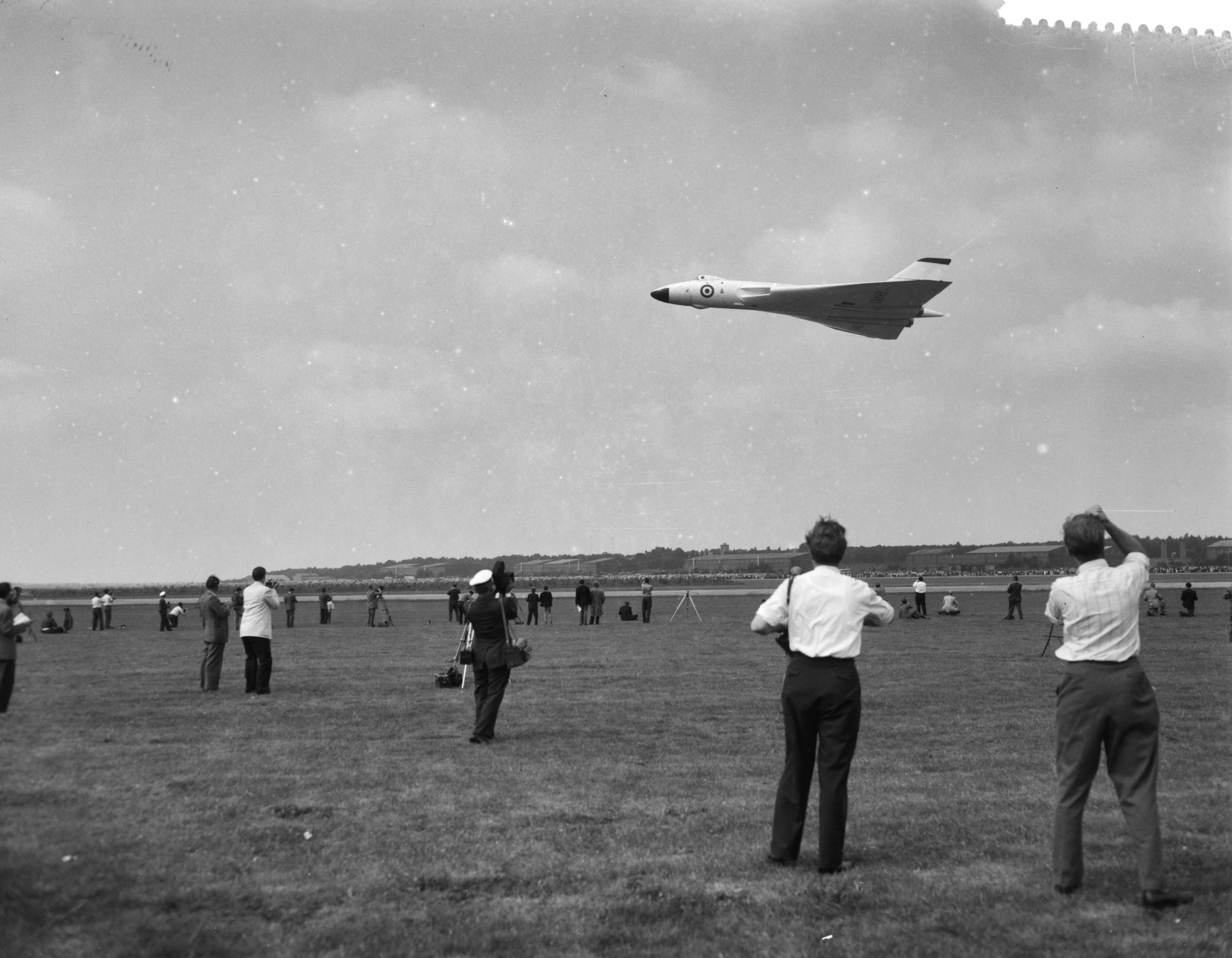 Fotocollectie Anefo — Vliegfeest op Soesterberg t.g.v. het 45-jarig bestaan van de Koninklijke Luchtmacht. Het voorvliegen der verschillende vliegtuigen. Een Avro Vulcan bommenwerper — Foto: Noske, J.D. / Anefo. Licentie: Set B: Rechtenvrij / Publiek Domein. Bron: Nationaal Archief. http://hdl.handle.net/10648/a97fd350-d0b4-102d-bcf8-003048976d84