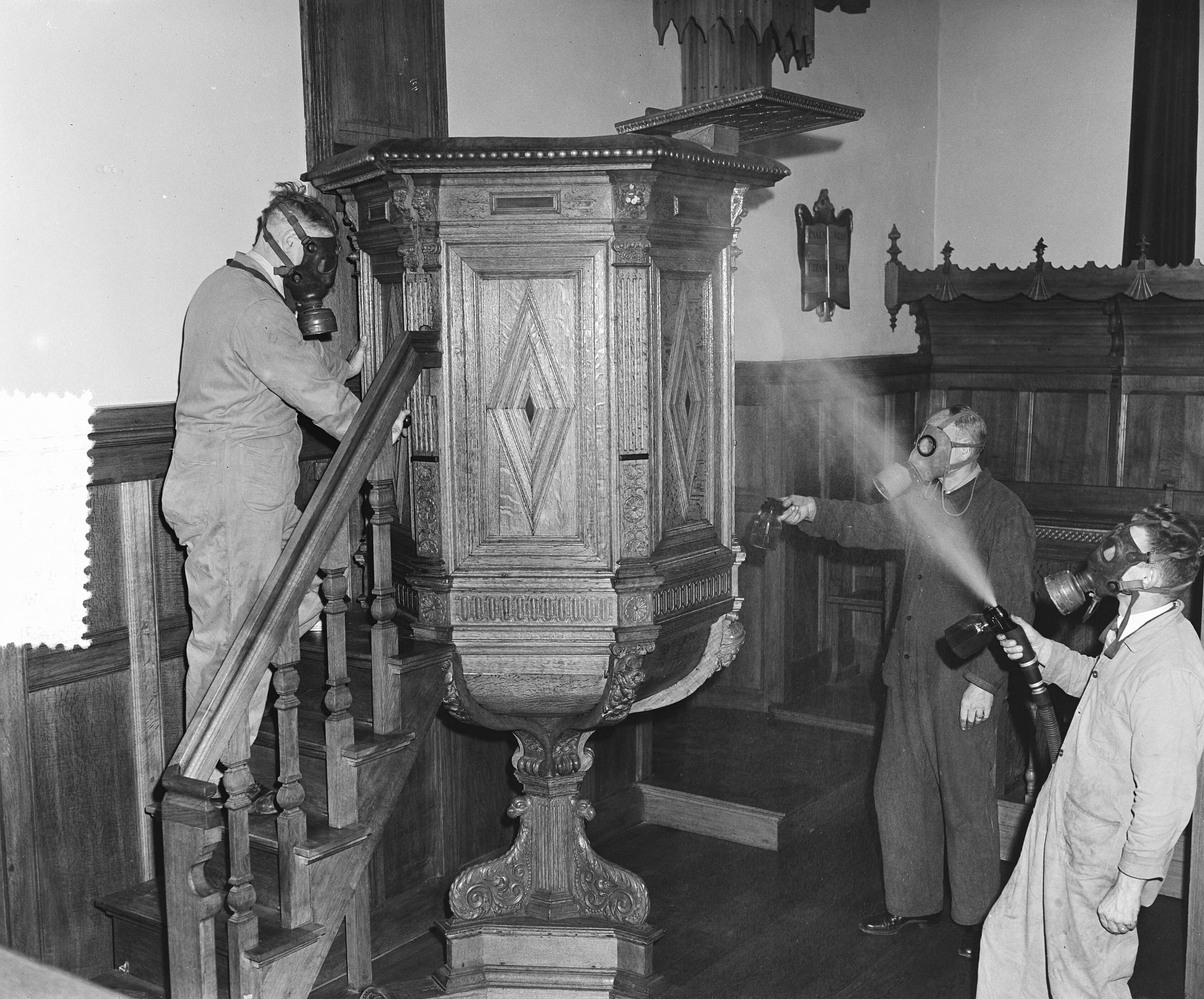 Fotocollectie Anefo — Kerk Blaricum, uitgassen van insecten — Foto: Rossem, Wim van / Anefo. Licentie: Set B: Rechtenvrij / Publiek Domein. Bron: Nationaal Archief. http://hdl.handle.net/10648/a9221616-d0b4-102d-bcf8-003048976d84