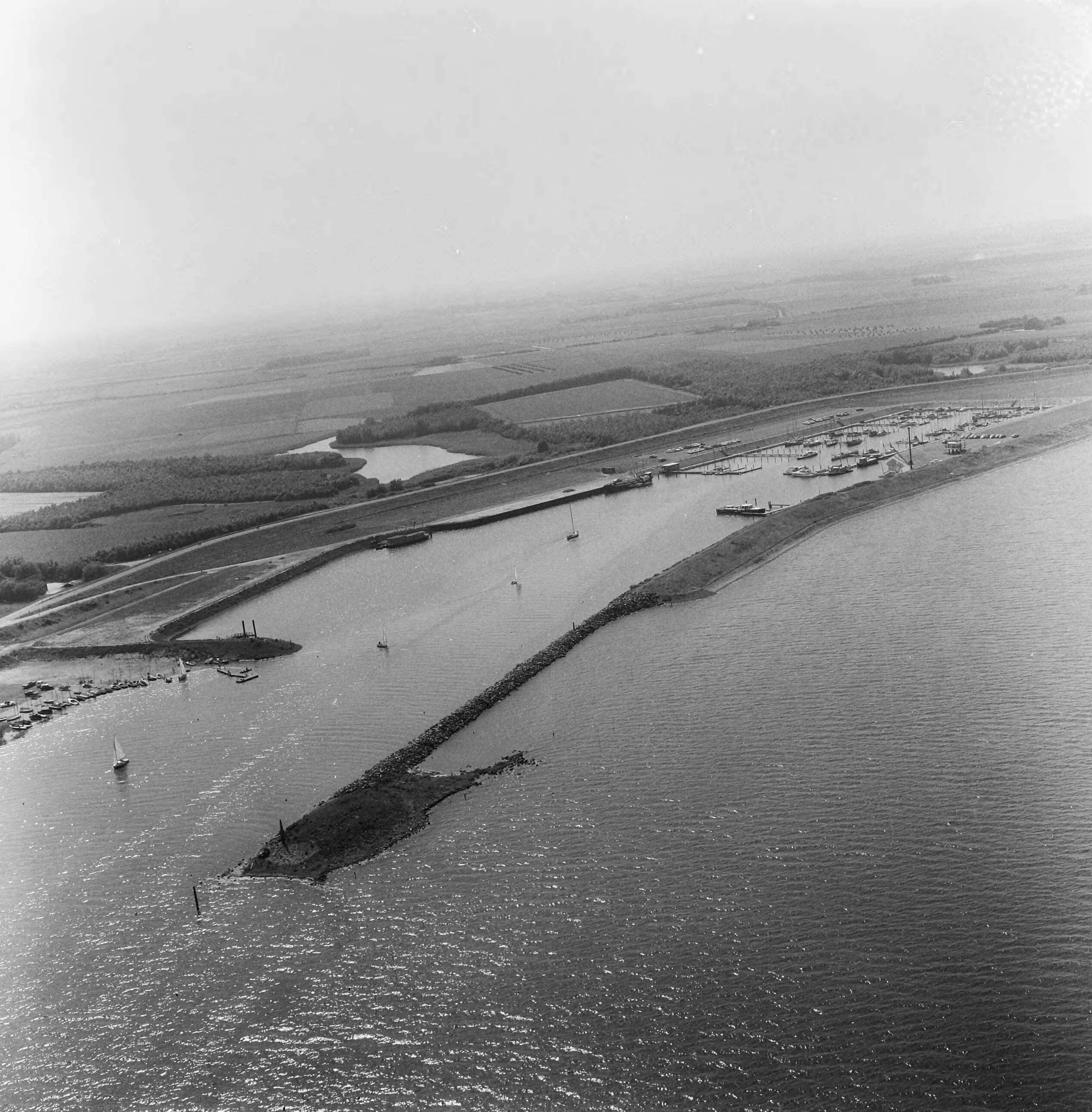 Fotocollectie Nederlandse Heidemaatschappij — Luchtopname. Jachthaven Vrouwenpolder (Zeeland) — Foto: Fotograaf Onbekend / Heidemij. Licentie: Set B: Rechtenvrij / Publiek Domein. Bron: Nationaal Archief. http://hdl.handle.net/10648/ae4f806a-d0b4-102d-bcf8-003048976d84