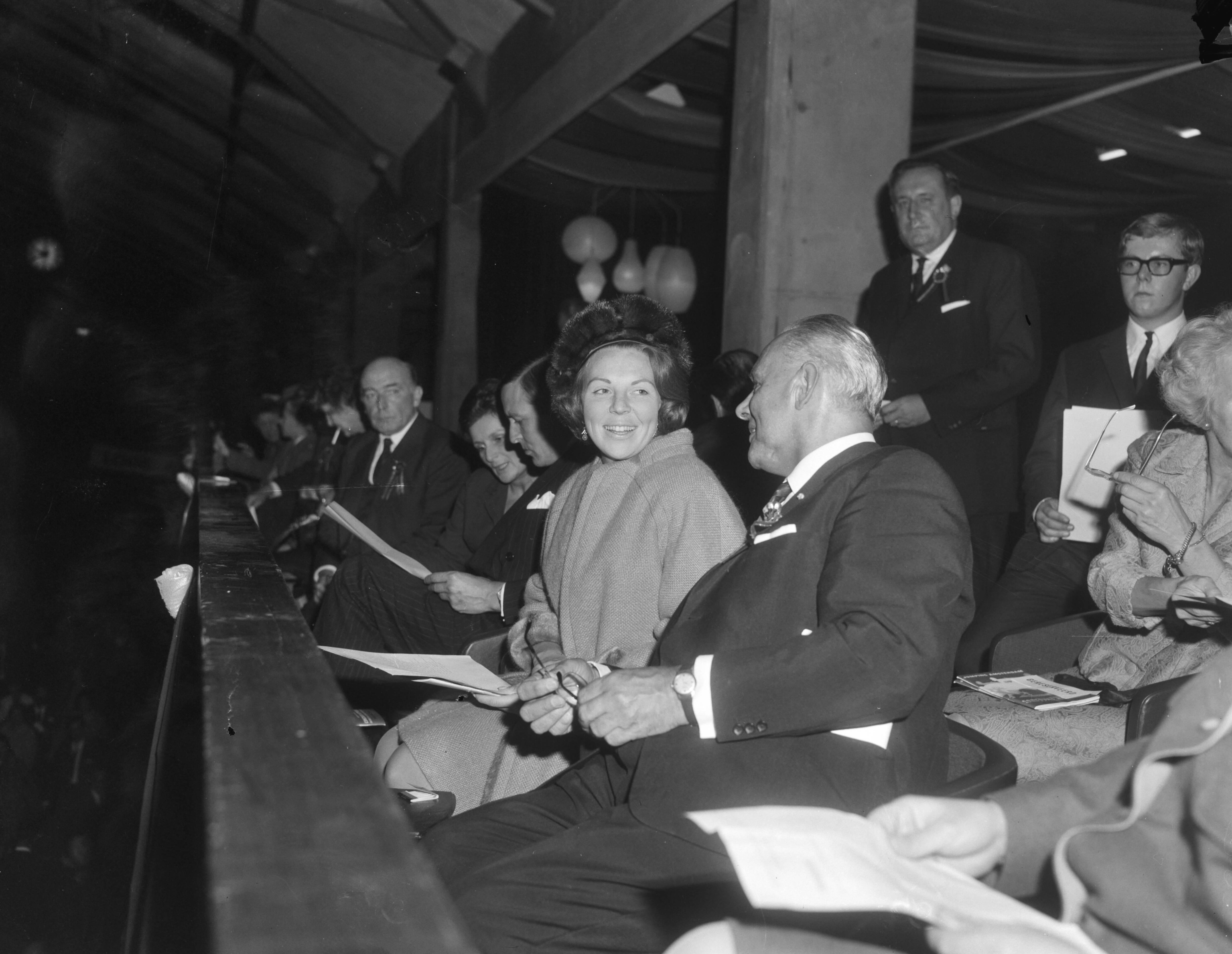 Juping Amsterdam in de RAI te Amsterdam — Prinses Beatrix in de loge in gesprek met dr. Tetzner — Foto: Bilsen, Joop van / Anefo. Licentie: Set B: Rechtenvrij / Publiek Domein. Bron: Nationaal Archief. http://hdl.handle.net/10648/ab021238-d0b4-102d-bcf8-003048976d84