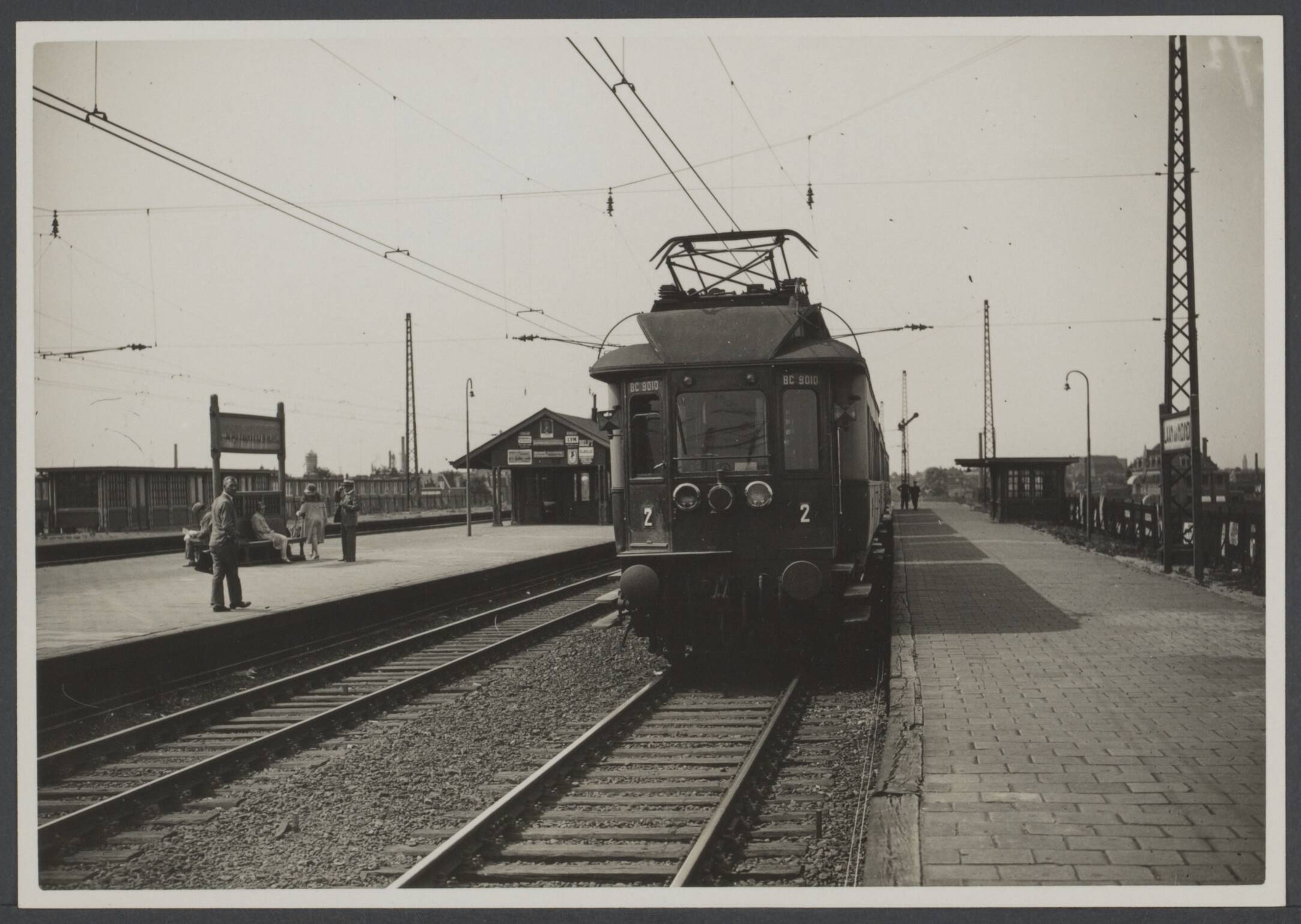 Stationsgebouwen - Nederland — Den Haag. Station Laan van N.O. Indië — Foto: Spaarnestad (uitgever). Licentie: Set B: Rechtenvrij / Publiek Domein. Bron: Nationaal Archief. http://hdl.handle.net/10648/553b88ab-1435-bb17-5d43-22a767ae7a20