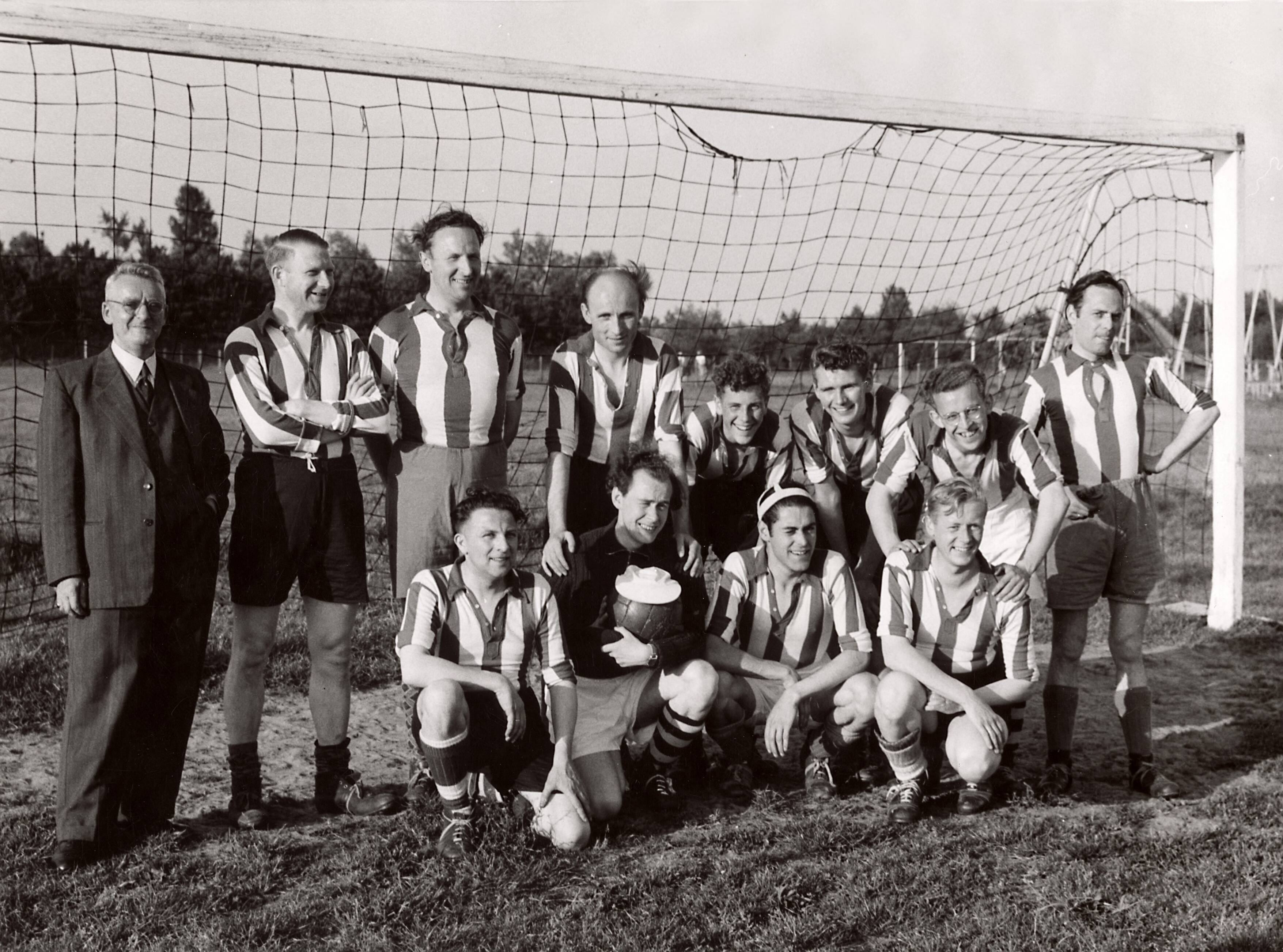 Sportactiviteiten personeel Drukkerij N.V. De Spaarnestad / Voetbal, o.a. F.C. Panorama — [Serie bedrijfsvoetbal Spaarnestad] [Serie bedrijfsvoetbal Spaarnestad, diverse jaren] Elftal "Retouche" [voetbalelftal poseert in doel] — Foto: Fotograaf Onbekend / Spaarnestad / Spaarnestad Photo (05887). Licentie: Set B: Rechtenvrij / Publiek Domein. Bron: Nationaal Archief. http://hdl.handle.net/10648/35429da6-3f20-a382-e063-6df0900a6686