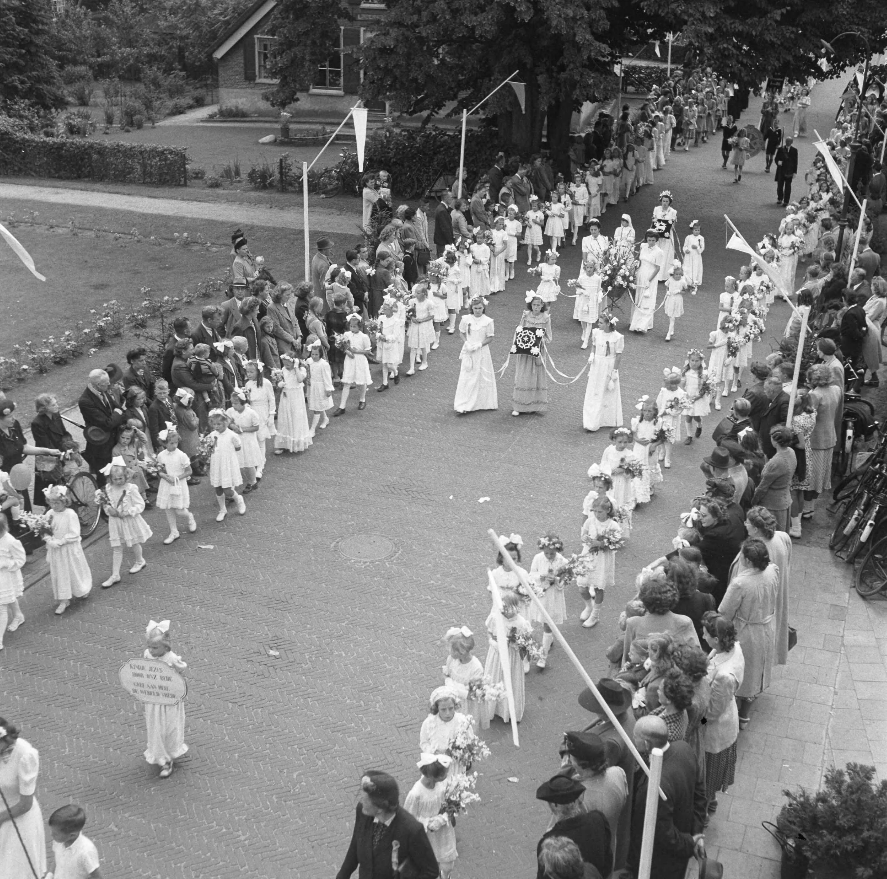 Fotocollectie Anefo — St. Jansprocessie te Laren — Foto: Oorschot, […] van / Anefo. Licentie: Set B: Rechtenvrij / Publiek Domein. Bron: Nationaal Archief. http://hdl.handle.net/10648/a8b88246-d0b4-102d-bcf8-003048976d84