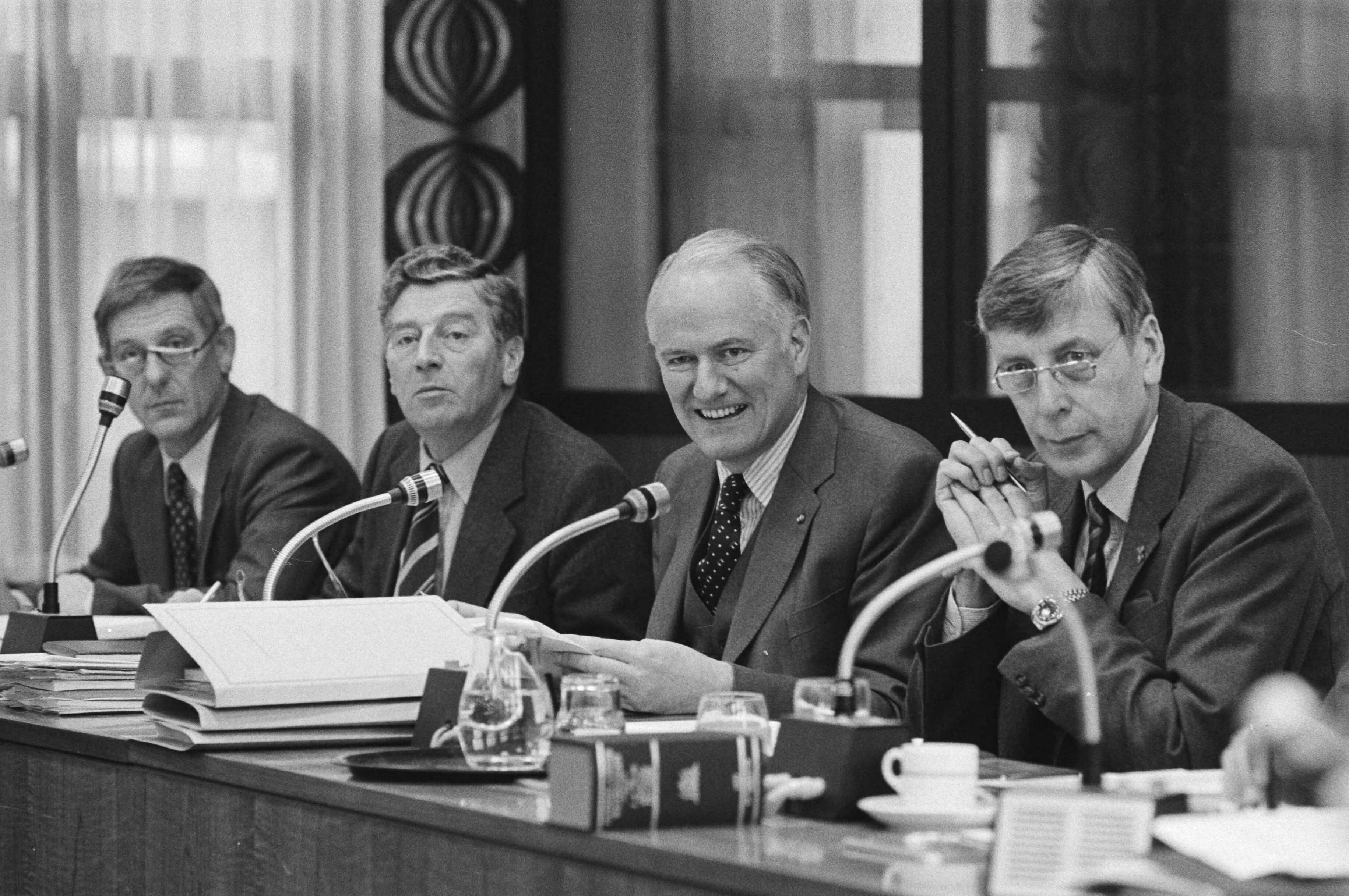 Fotocollectie Anefo — In Den Haag vergaderde de Vaste Kamercommissie voor defensie over rapport inzake munitie, het F-16 bijstellingsrapport — Foto: Dijk, Hans van / Anefo. Licentie: Set B: Rechtenvrij / Publiek Domein. Bron: Nationaal Archief. http://hdl.handle.net/10648/acf03cd2-d0b4-102d-bcf8-003048976d84