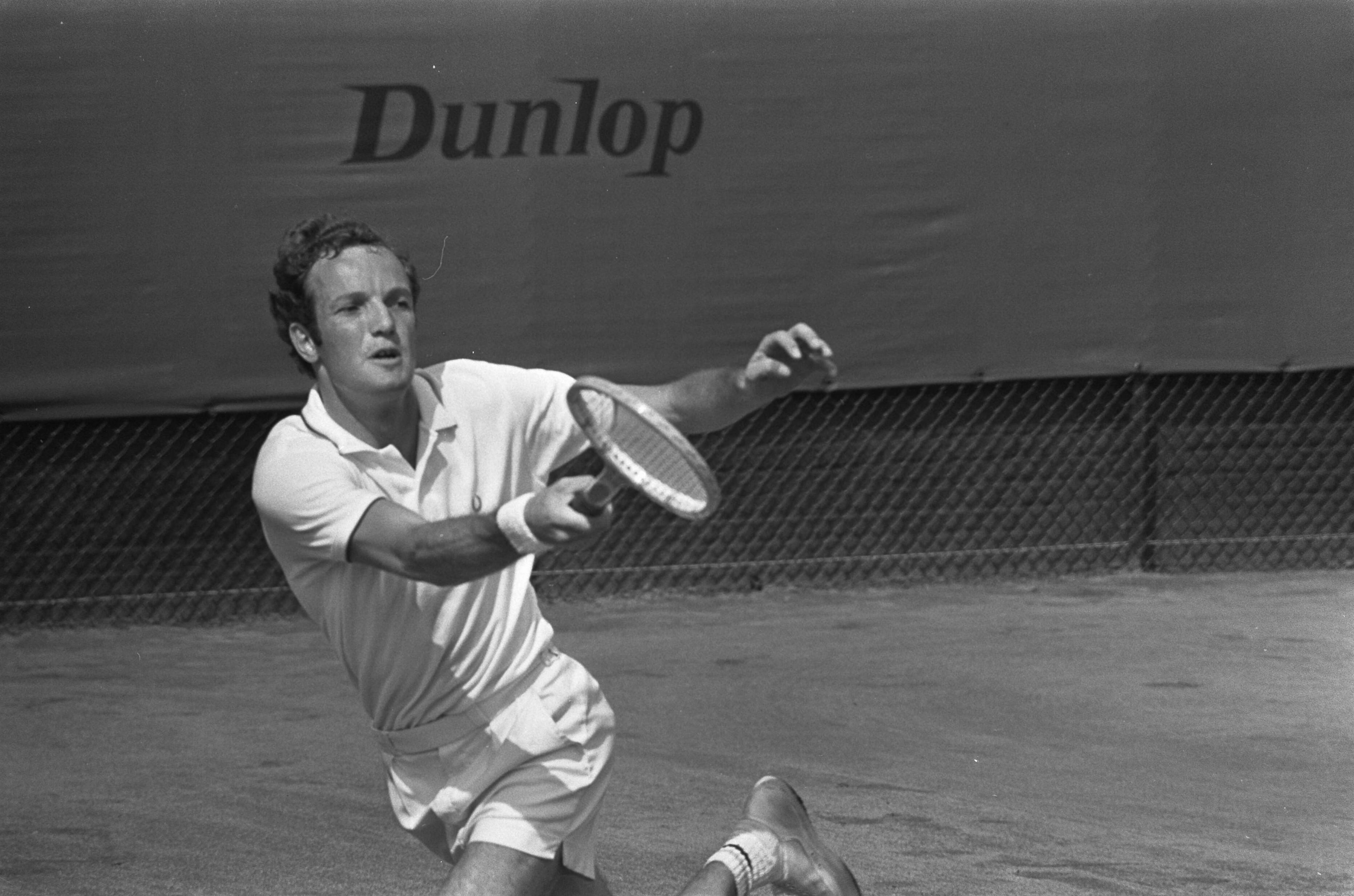 Fotocollectie Anefo — Internationale tennistoernooi in Hilversum ( t Melkhuisje Tom Okker in aktie — Foto: Verhoeff, Bert / Anefo. Licentie: Set B: Rechtenvrij / Publiek Domein. Bron: Nationaal Archief. http://hdl.handle.net/10648/ab9e2b8c-d0b4-102d-bcf8-003048976d84