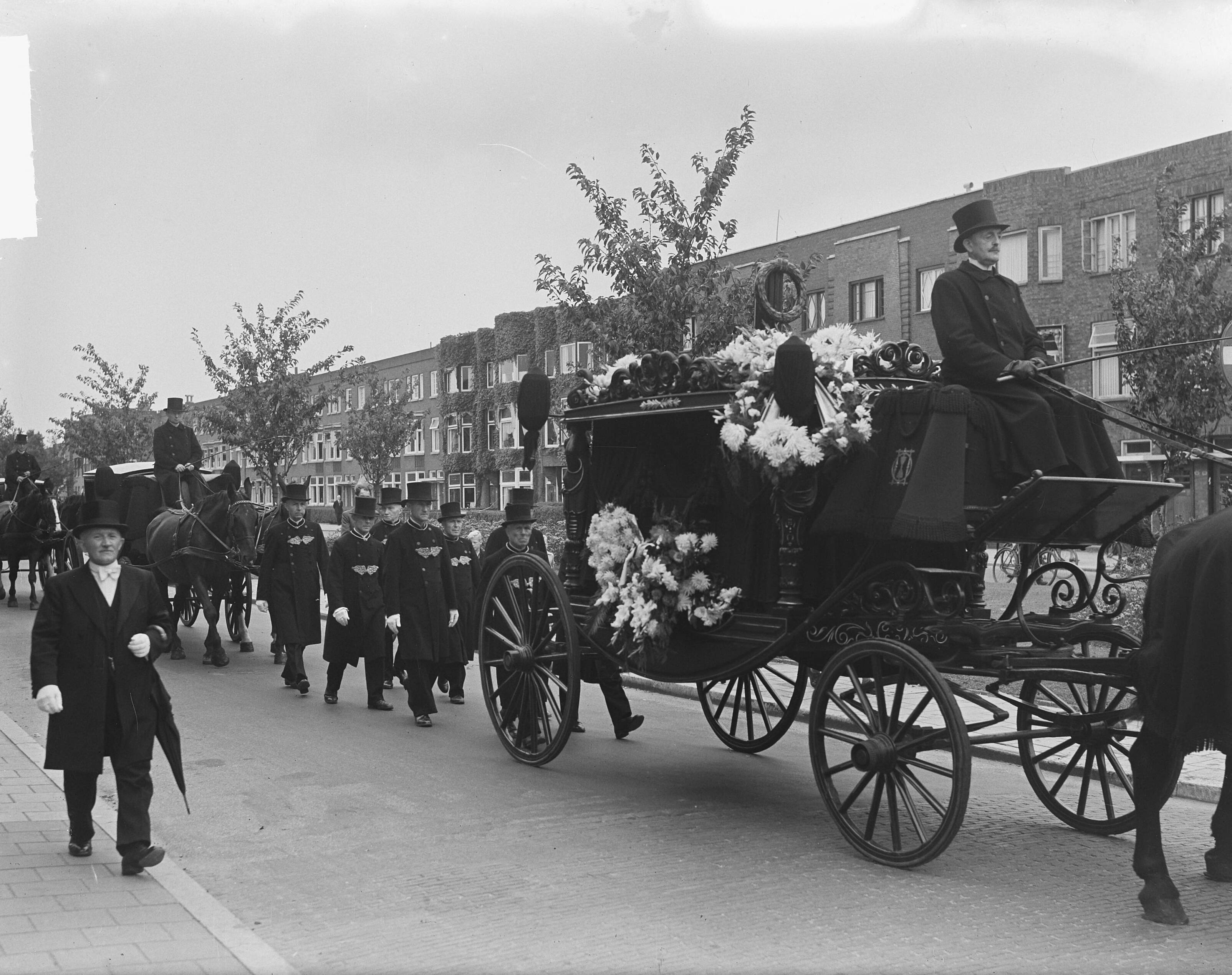 Fotocollectie Anefo — Begrafenisstoet Klaas en Reini Hoeve te Groningen — Foto: Noske, J.D. / Anefo. Licentie: Set B: Rechtenvrij / Publiek Domein. Bron: Nationaal Archief. http://hdl.handle.net/10648/a8dd8e7e-d0b4-102d-bcf8-003048976d84