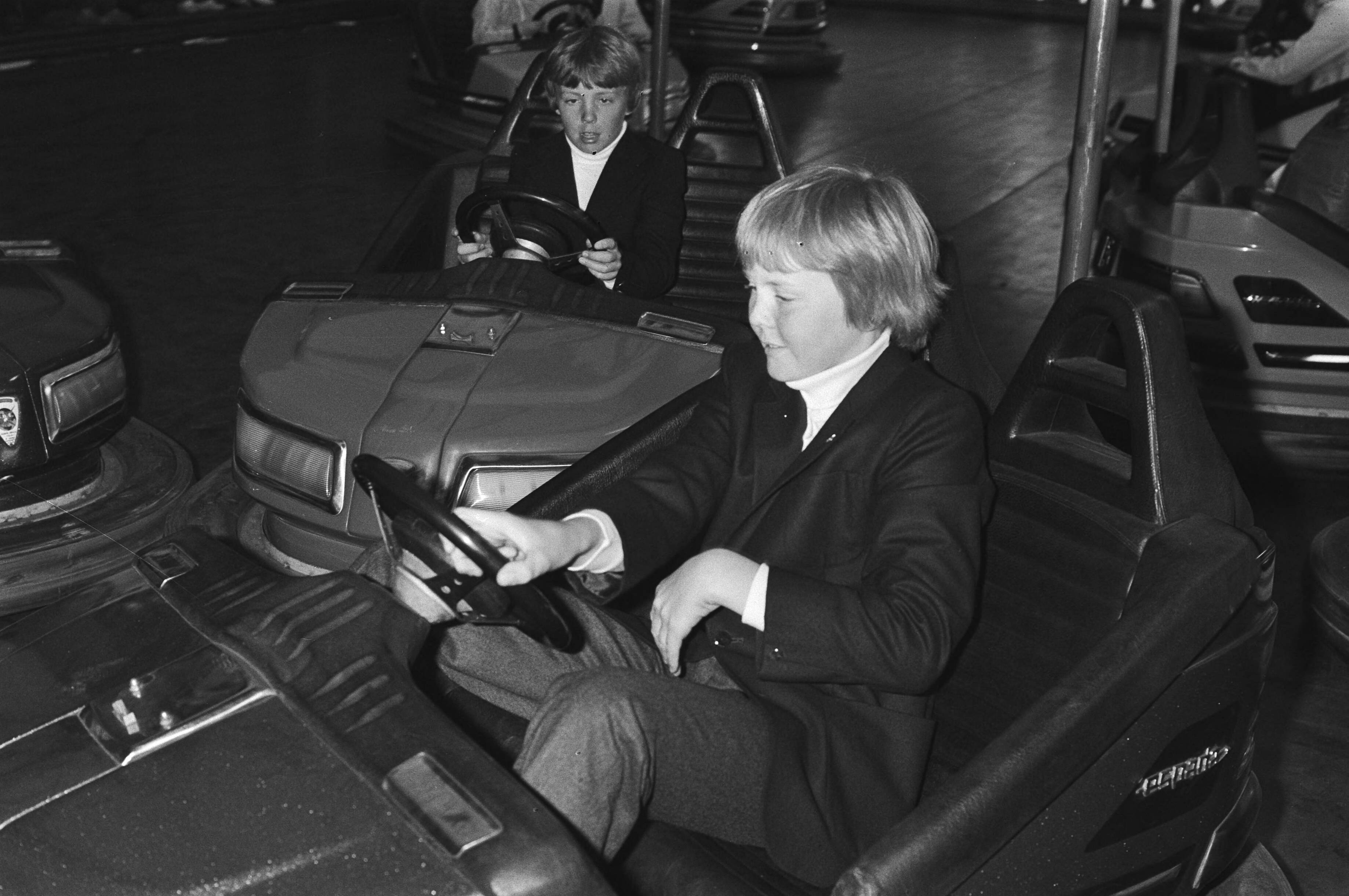 Fotocollectie Anefo — Viering Koninginnedag in Breda, de prinsen in de botsautootjes op de kermis in Breda — Foto: Croes, Rob C. / Anefo. Licentie: Set B: Rechtenvrij / Publiek Domein. Bron: Nationaal Archief. http://hdl.handle.net/10648/acfac5ee-d0b4-102d-bcf8-003048976d84