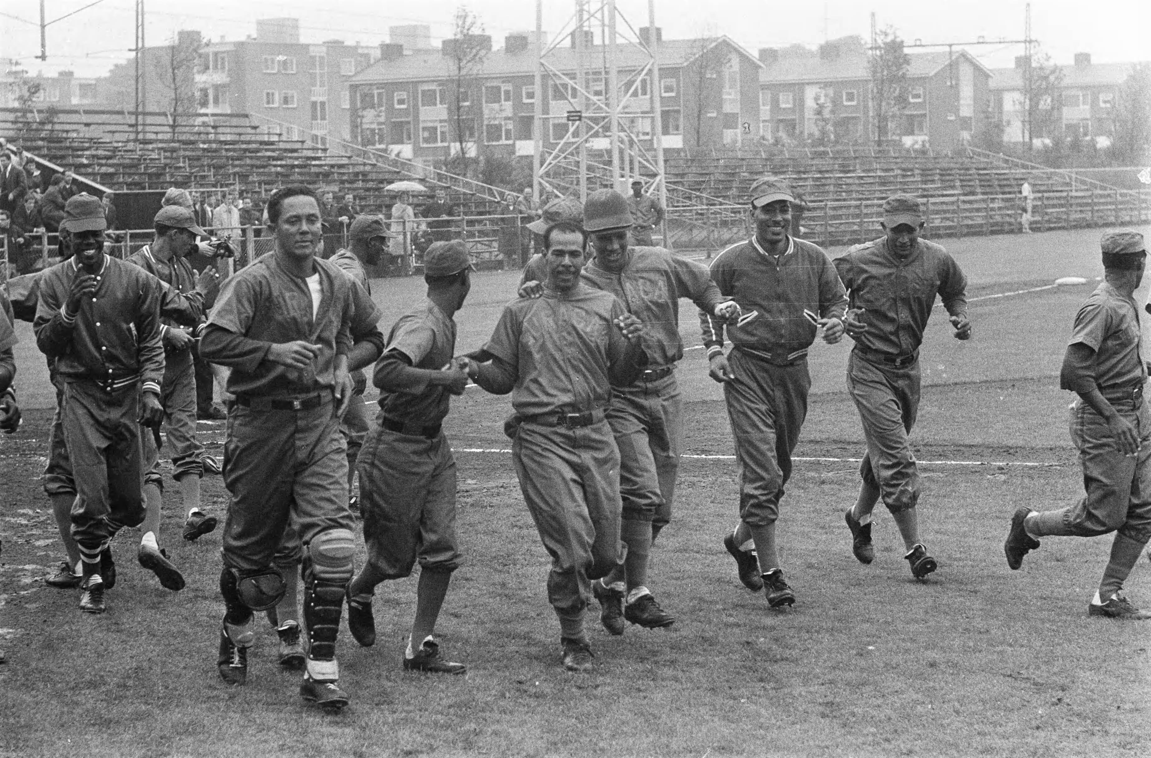 Fotocollectie Anefo — Internationale Honkbalweek Haarlem, Nederland tegen Antillen, Gilbert Naaldwijk komt binnen na homerun — Foto: Koch, Eric / Anefo. Licentie: Set B: Rechtenvrij / Publiek Domein. Bron: Nationaal Archief. http://hdl.handle.net/10648/aaf58fa4-d0b4-102d-bcf8-003048976d84