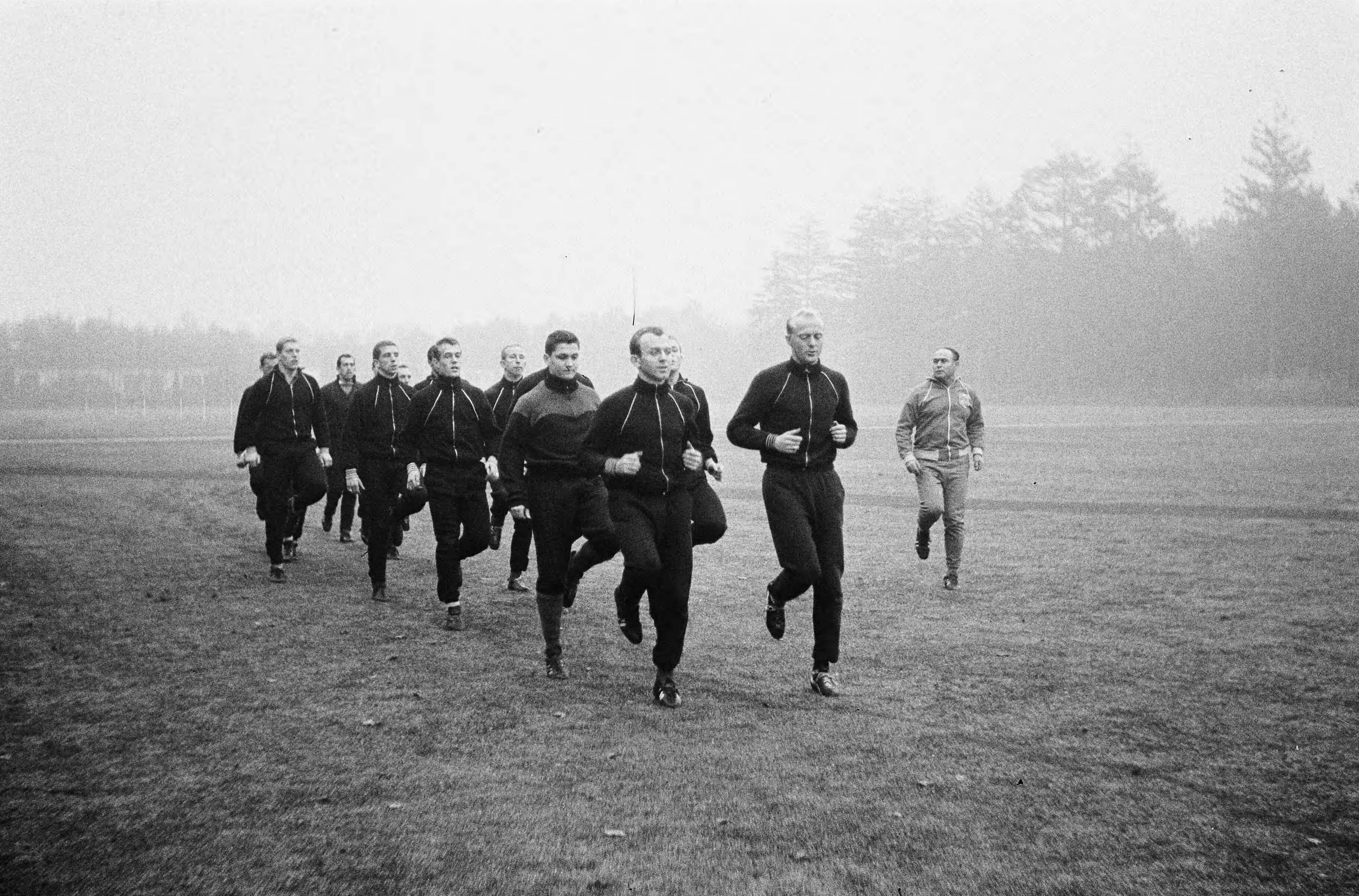 Fotocollectie Anefo — Training Nederlands elftal te Zeist. Training spelers o.l.v. bondscoach Elek Schwartz. Van voor naar achteren Fons van Wissen, Piet Kruiver, Piet Giesen, Peet Petersen,Henk Groot, Cor Veldhoen, Tonnie Prink, Eddy Pieters Graafland — Foto: Koch, Eric / Anefo. Licentie: Set B: Rechtenvrij / Publiek Domein. Bron: Nationaal Archief. http://hdl.handle.net/10648/aa4bbf74-d0b4-102d-bcf8-003048976d84