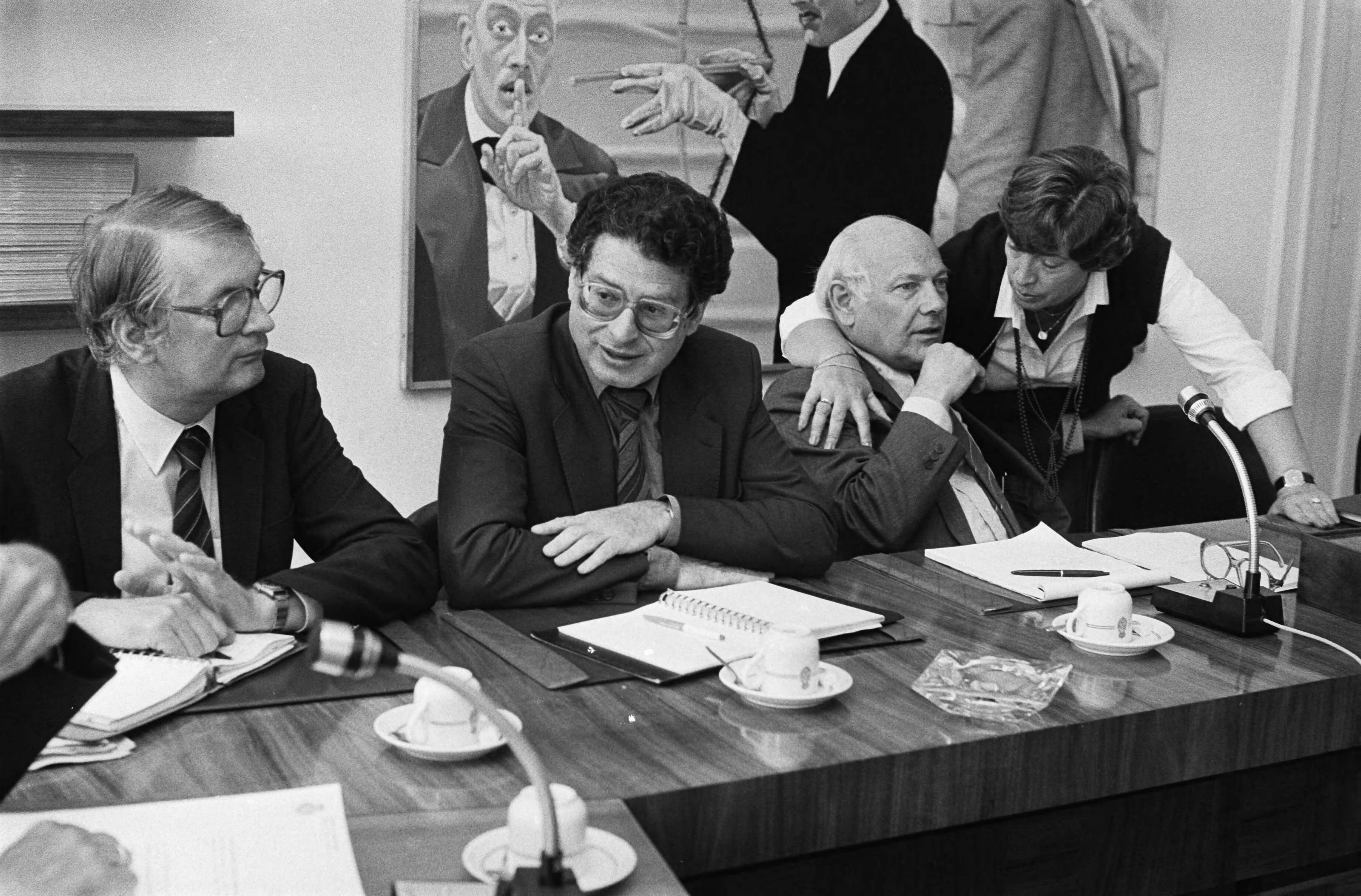 Fotocollectie Anefo — Fractieberaad van de partijen in Den Haag na de Tweede Kamerverkiezingen ; de PvdA-fractie met v.l.n.r. Mijer, Van Thijn — Foto: Croes, Rob C. / Anefo. Licentie: Set B: Rechtenvrij / Publiek Domein. Bron: Nationaal Archief. http://hdl.handle.net/10648/acfccc36-d0b4-102d-bcf8-003048976d84