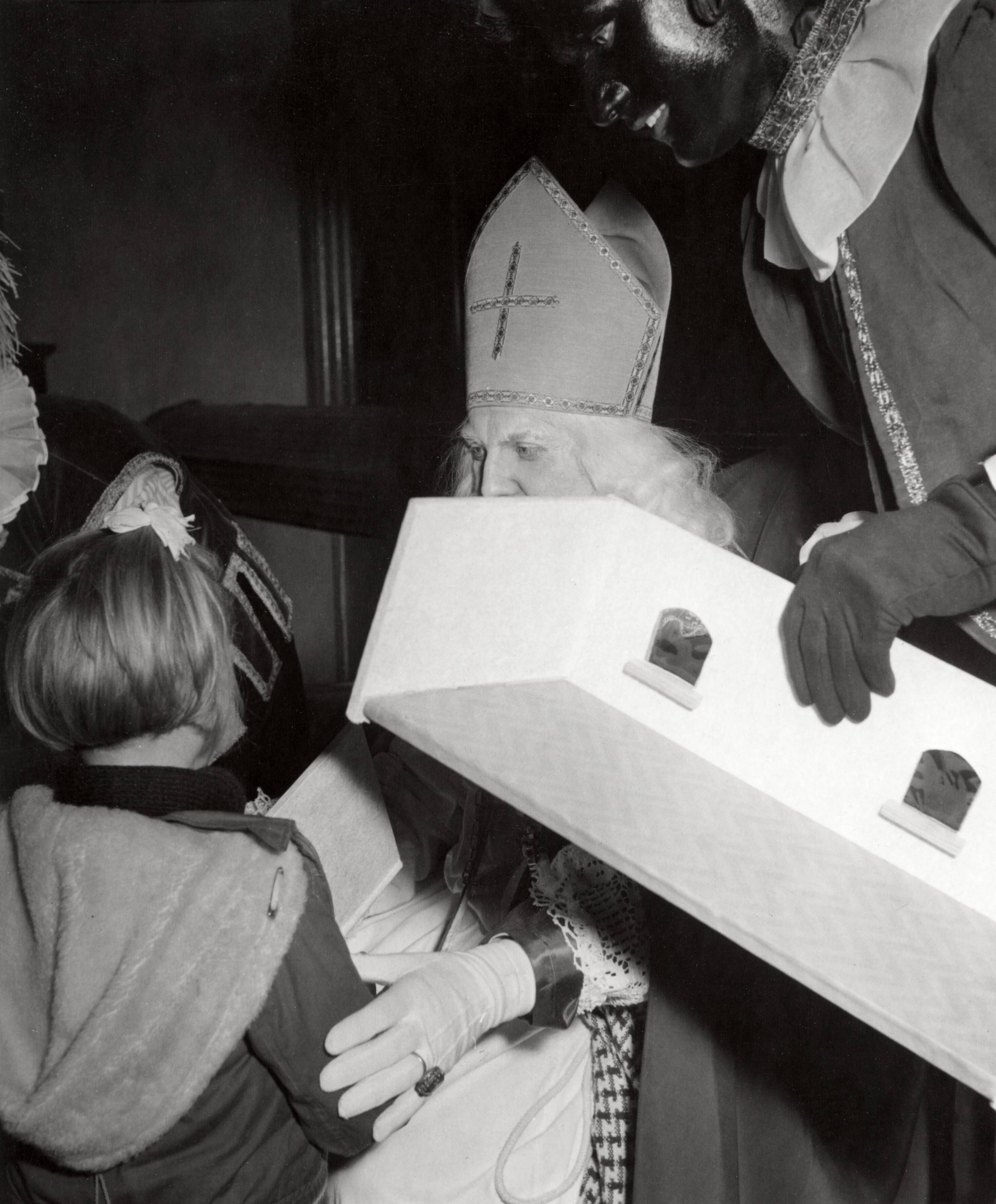 Collectie nader te bepalen — [Serie: Sinterklaasfeest N.V. De Spaarnestad] — Foto: Fotograaf Onbekend / Fotobureau onbekend / Spaarnestad Photo (05887). Licentie: Set B: Rechtenvrij / Publiek Domein. Bron: Nationaal Archief. http://hdl.handle.net/10648/35429da6-3e3a-a382-e063-6df0900a6686
