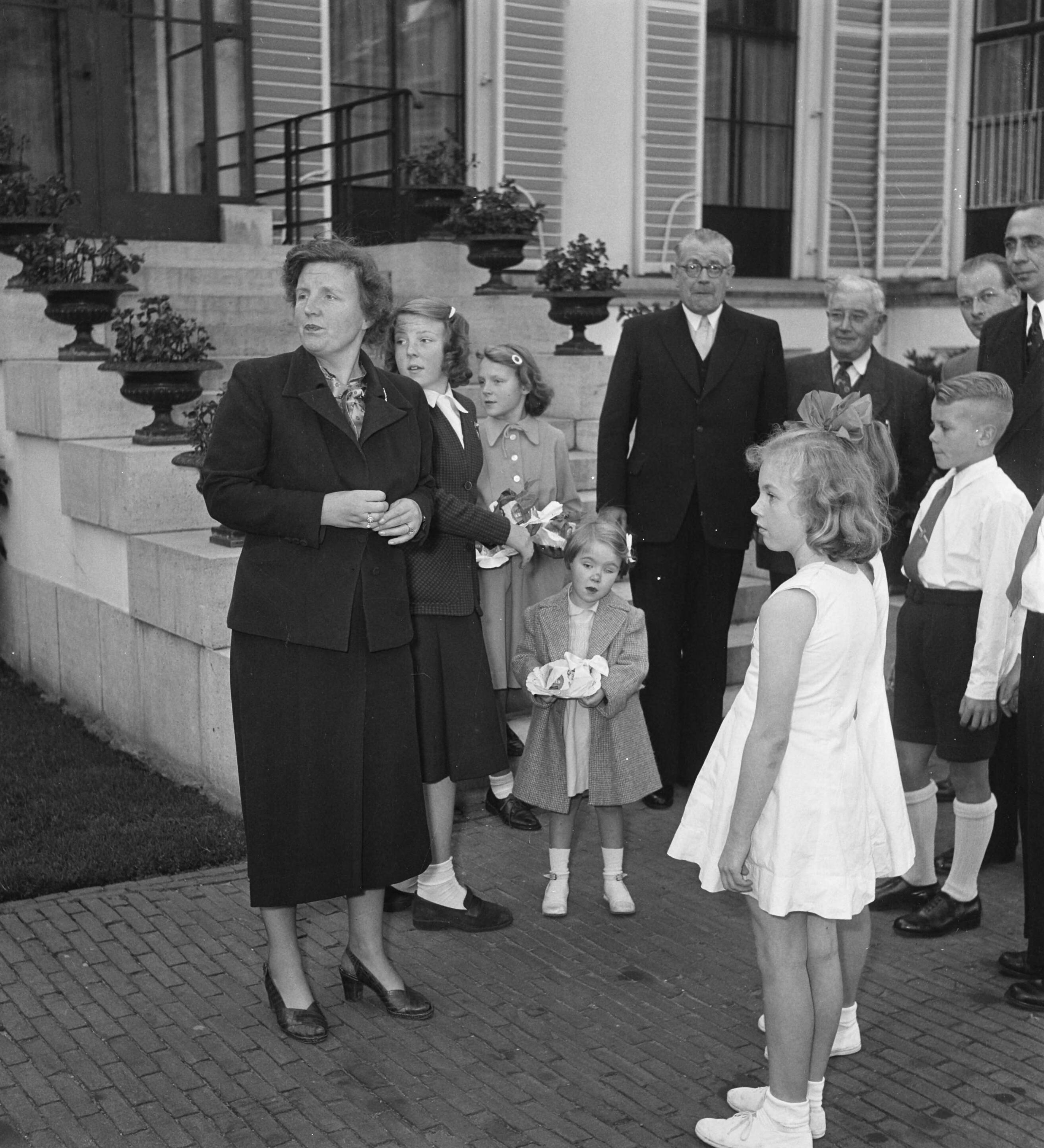 De gymnastiekvereniging SSS (Sport Staalt Spieren) en het tamboers-en pijperscorps "Wilhelmina" uit Sliedrecht defileerden voor koningin Juliana op paleis Soestdijk — Foto: Noske, J.D. / Anefo. — Licentie: Set B: Rechtenvrij / Publiek Domein. Bron: Nationaal Archief. http://hdl.handle.net/10648/a8f02908-d0b4-102d-bcf8-003048976d84