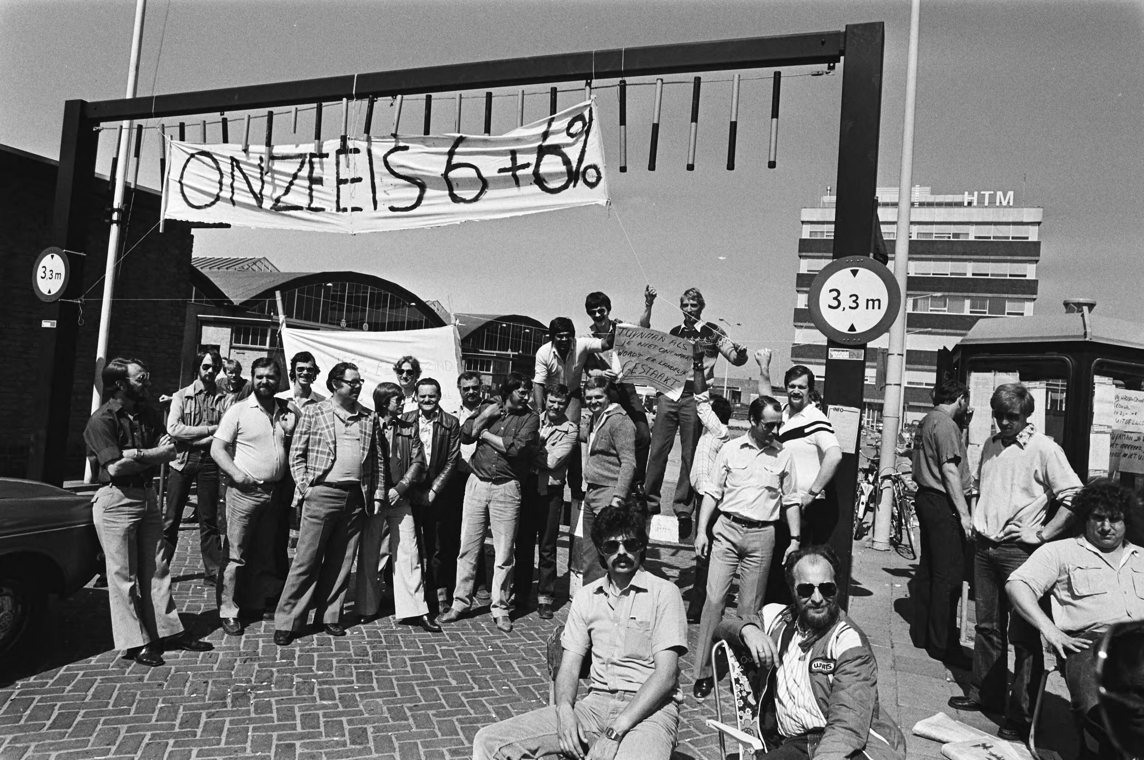 Fotocollectie Anefo — Staking Haagse openbaar vervoer zesde dag, stakende personeelsleden van HTM voor de remise aan de Telexstraat in Den Haag — Foto: Antonisse, Marcel / Anefo. Licentie: Set B: Rechtenvrij / Publiek Domein. Bron: Nationaal Archief. http://hdl.handle.net/10648/acfb7372-d0b4-102d-bcf8-003048976d84