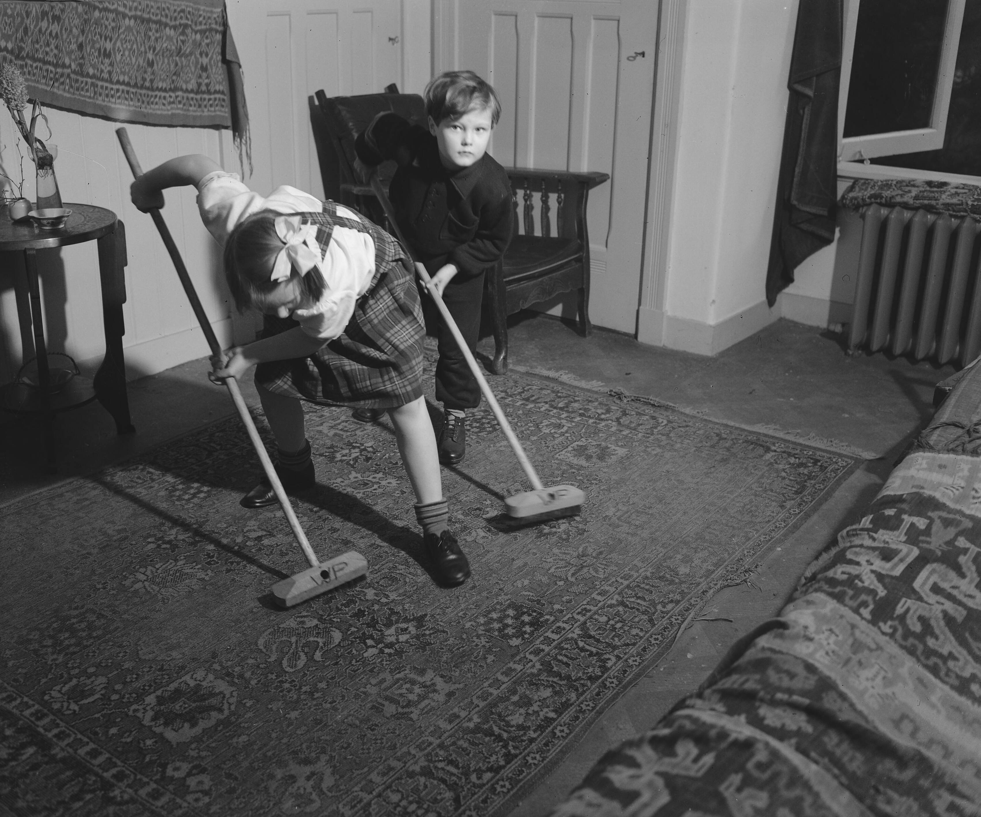Fotocollectie Anefo — Kindergemeenschap. "De Werkplaats" van Kees Boeke. [Prinses Beatrix schrobt met bezem een tapijt — Foto: Breijer, Charles / Anefo. Licentie: Set B: Rechtenvrij / Publiek Domein. Bron: Nationaal Archief. http://hdl.handle.net/10648/a89a9830-d0b4-102d-bcf8-003048976d84