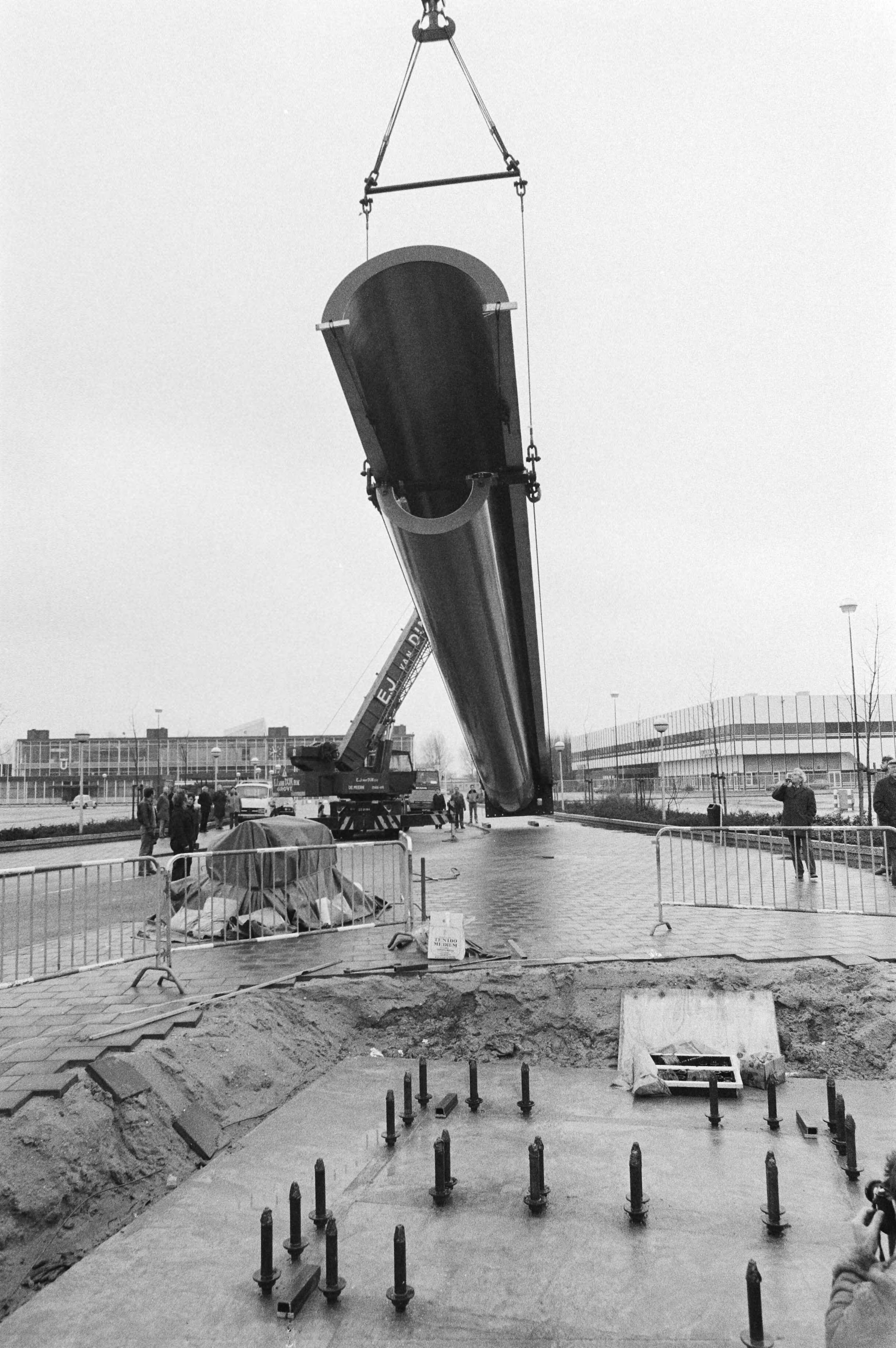 Fotocollectie Anefo — Voor ingang van Jaarbeurs in Utrecht is enorm groot kunstwerk geplaatst, ontworpen door kunstenaar A. Volten 28 m hoge roestvrij stalen zuil — Foto: Antonisse, Marcel / Anefo. Licentie: Set B: Rechtenvrij / Publiek Domein. Bron: Nationaal Archief. http://hdl.handle.net/10648/acf101e4-d0b4-102d-bcf8-003048976d84