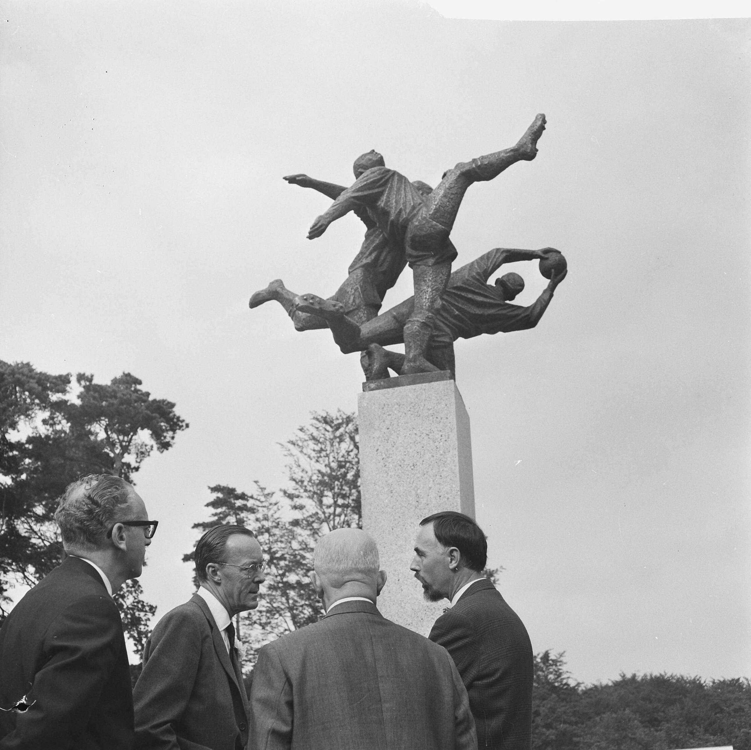 Fotocollectie Anefo — Opening KNVB-sportcentrum te Zeist door prins Bernhard, na de onthulling van het standbeeld, v.l.n.r. minister Vrolijk, prins Bernhard , KNVB-voorzitter Toon Schröder (op de rug gezien) en beeldhouwer A.P. Schaller — Foto: Nijs, Jac. de / Anefo. Licentie: Set B: Rechtenvrij / Publiek Domein. Bron: Nationaal Archief. http://hdl.handle.net/10648/aac0b87e-d0b4-102d-bcf8-003048976d84