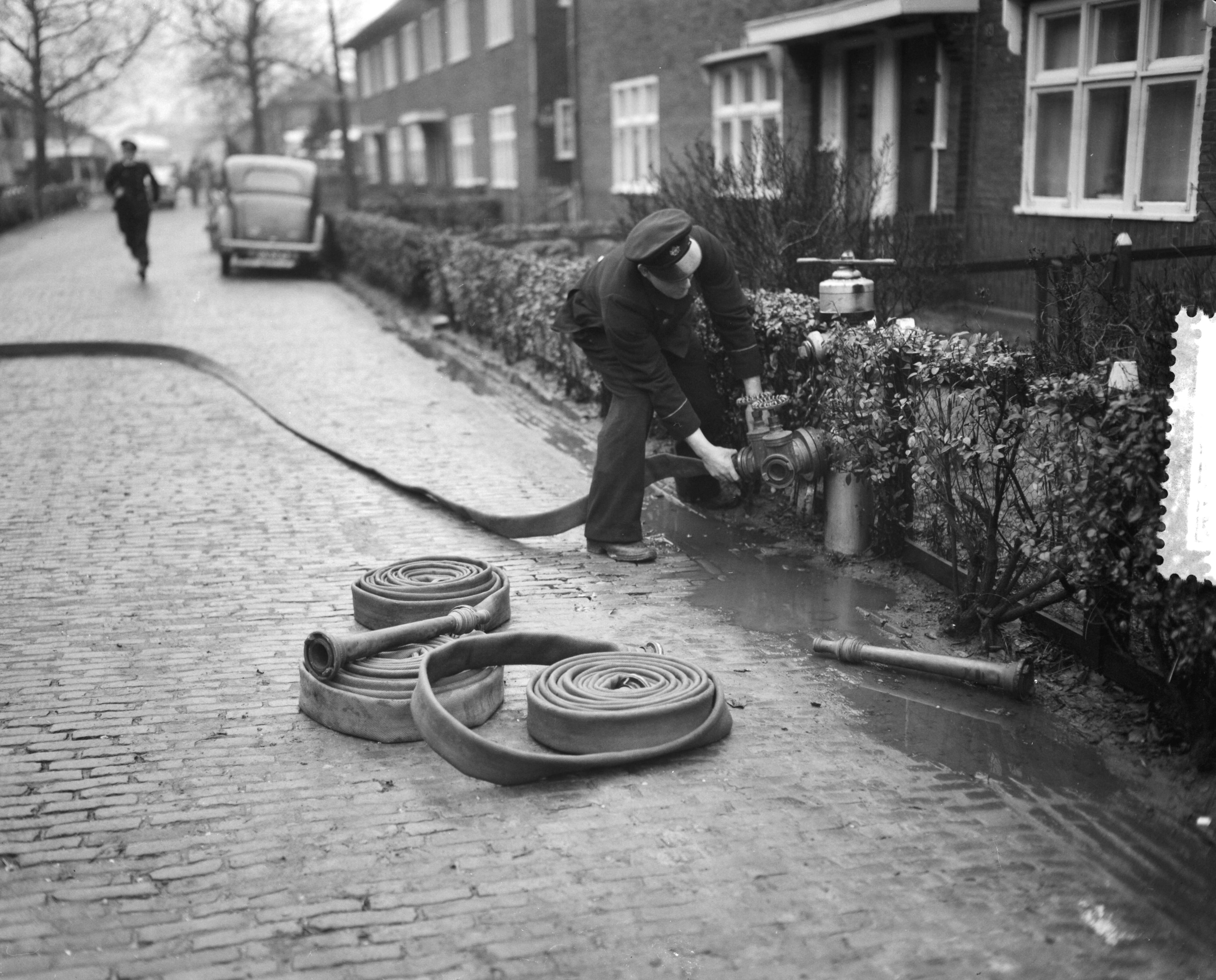 Ramp Tuindorp Oostzaan — Laatste voorbereiding terugkeer bewoners Oostzaan — Foto: Bilsen, Joop van / Anefo. Licentie: Set B: Rechtenvrij / Publiek Domein. Bron: Nationaal Archief. http://hdl.handle.net/10648/a9a6cf64-d0b4-102d-bcf8-003048976d84