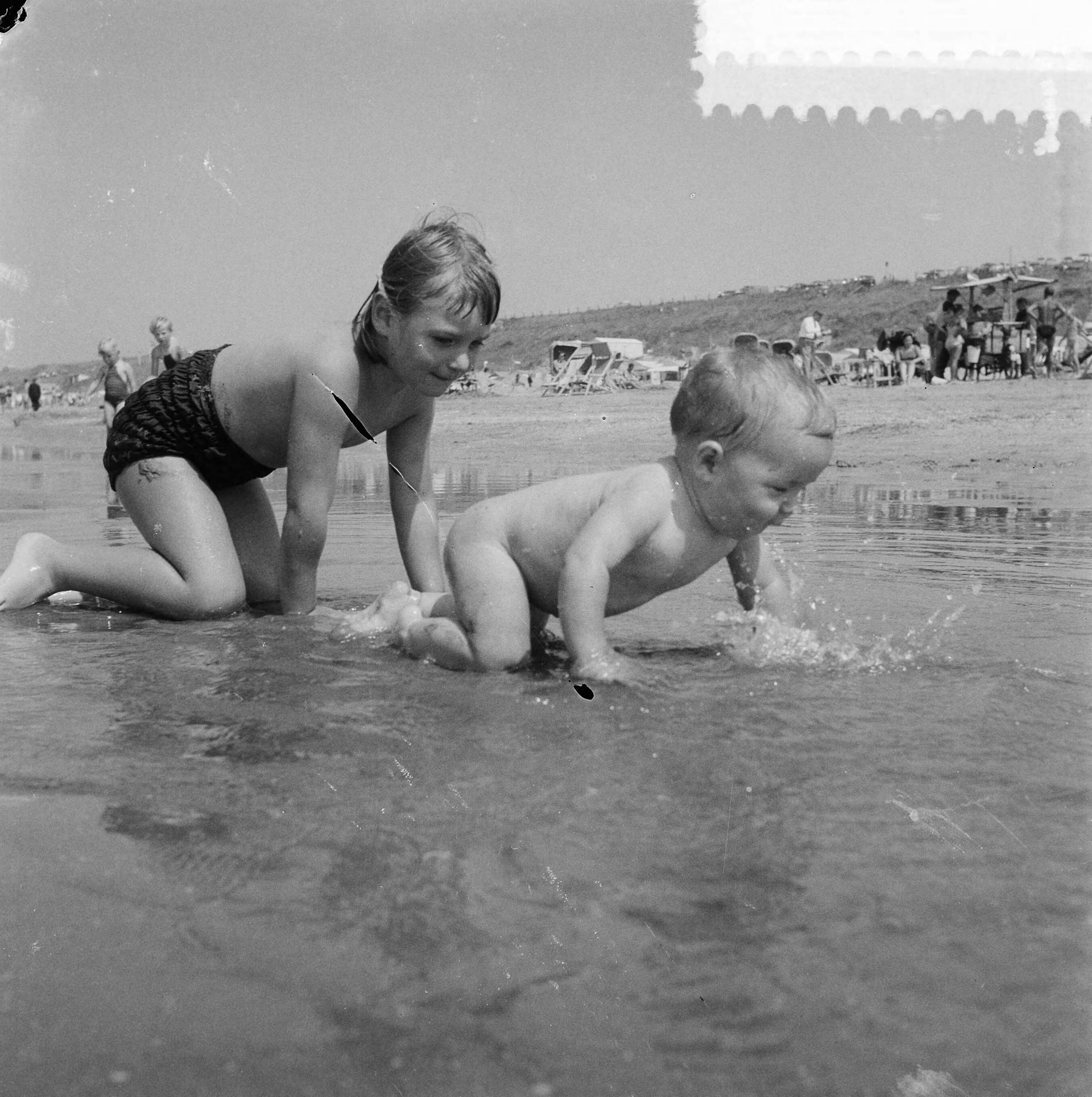 Fotocollectie Anefo — Strandleven te Zandvoort — Foto: Noske, J.D. / Anefo. Licentie: Set B: Rechtenvrij / Publiek Domein. Bron: Nationaal Archief. http://hdl.handle.net/10648/a9665bdc-d0b4-102d-bcf8-003048976d84