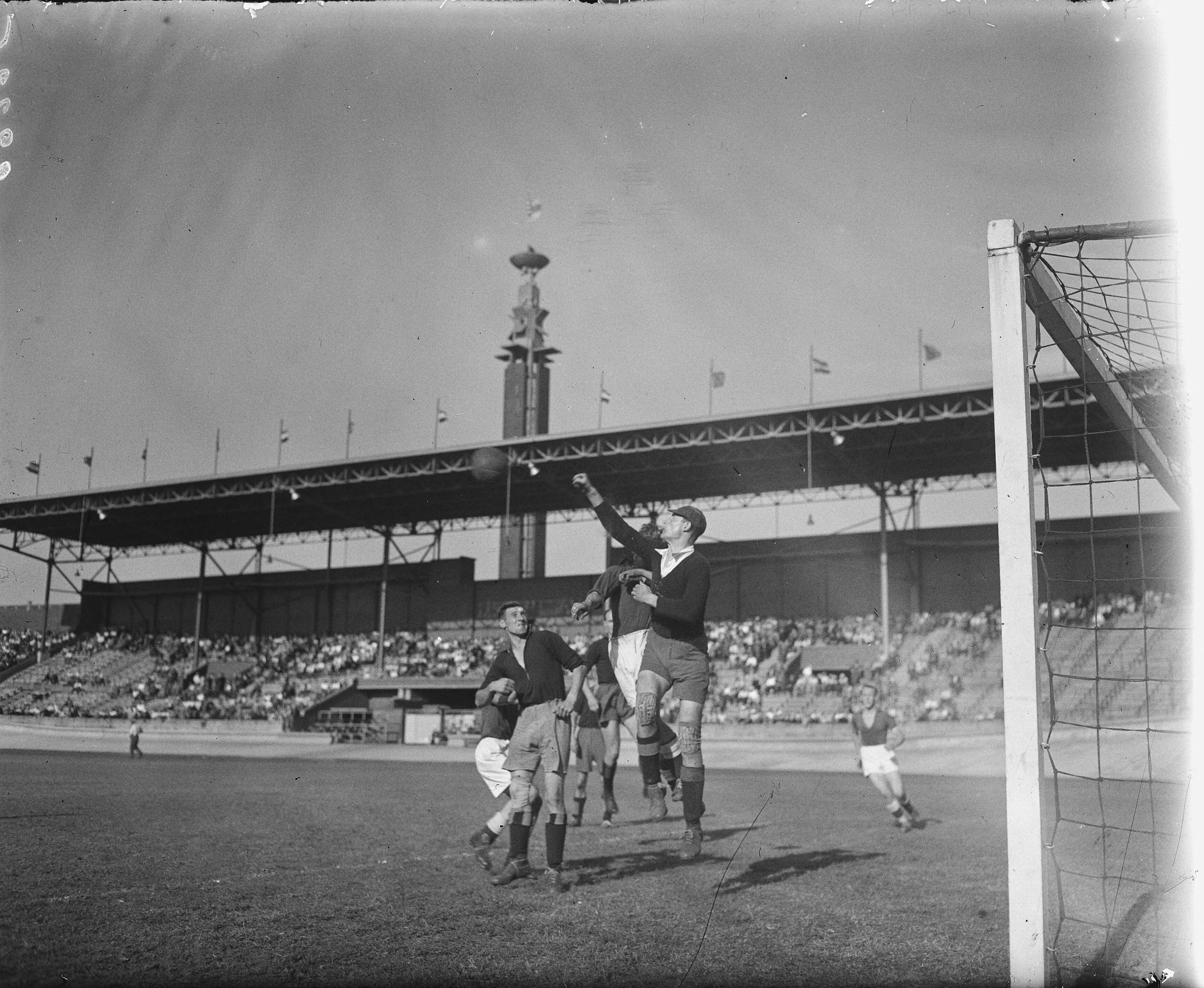 Fotocollectie Anefo — Zilveren Ponttoernooi in Amsterdam. Finale. Haarlem tegen AGOVV (0-1) — Foto: Wisman, Bram / Anefo. Licentie: Set B: Rechtenvrij / Publiek Domein. Bron: Nationaal Archief. http://hdl.handle.net/10648/a8abf828-d0b4-102d-bcf8-003048976d84