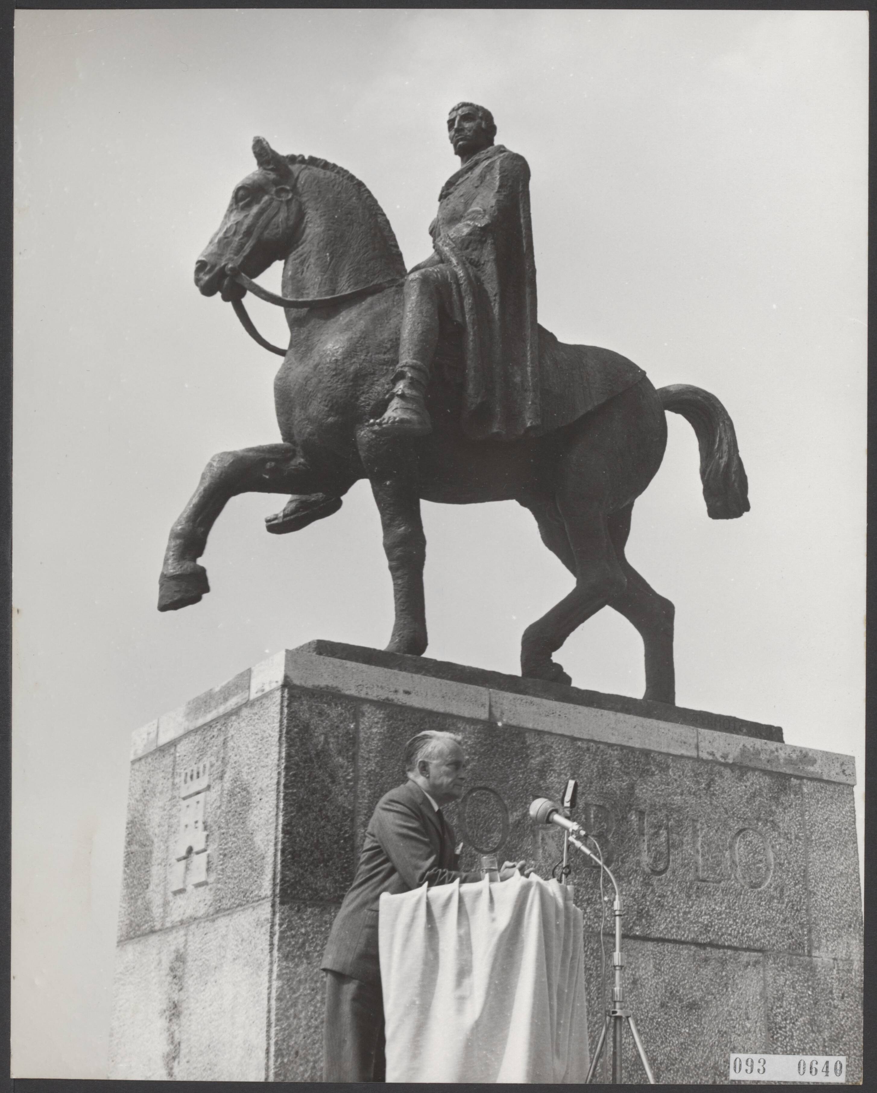 Fotocollectie Elsevier Binnenland — In Voorburg heeft de commissaris van de koningin in Zuid-Holland, mr. J. Klaasesz een beeld onthuld van de beeldhouwer Albert Termote, voorstellend de oude Romeinse veldheer Corbulo, wiens naam nauw verbonden is met de geschiedenis van Voorburg — Foto: Koch, Eric / Anefo. Licentie: Set B: Rechtenvrij / Publiek Domein. Bron: Nationaal Archief. http://hdl.handle.net/10648/ae28d104-d0b4-102d-bcf8-003048976d84