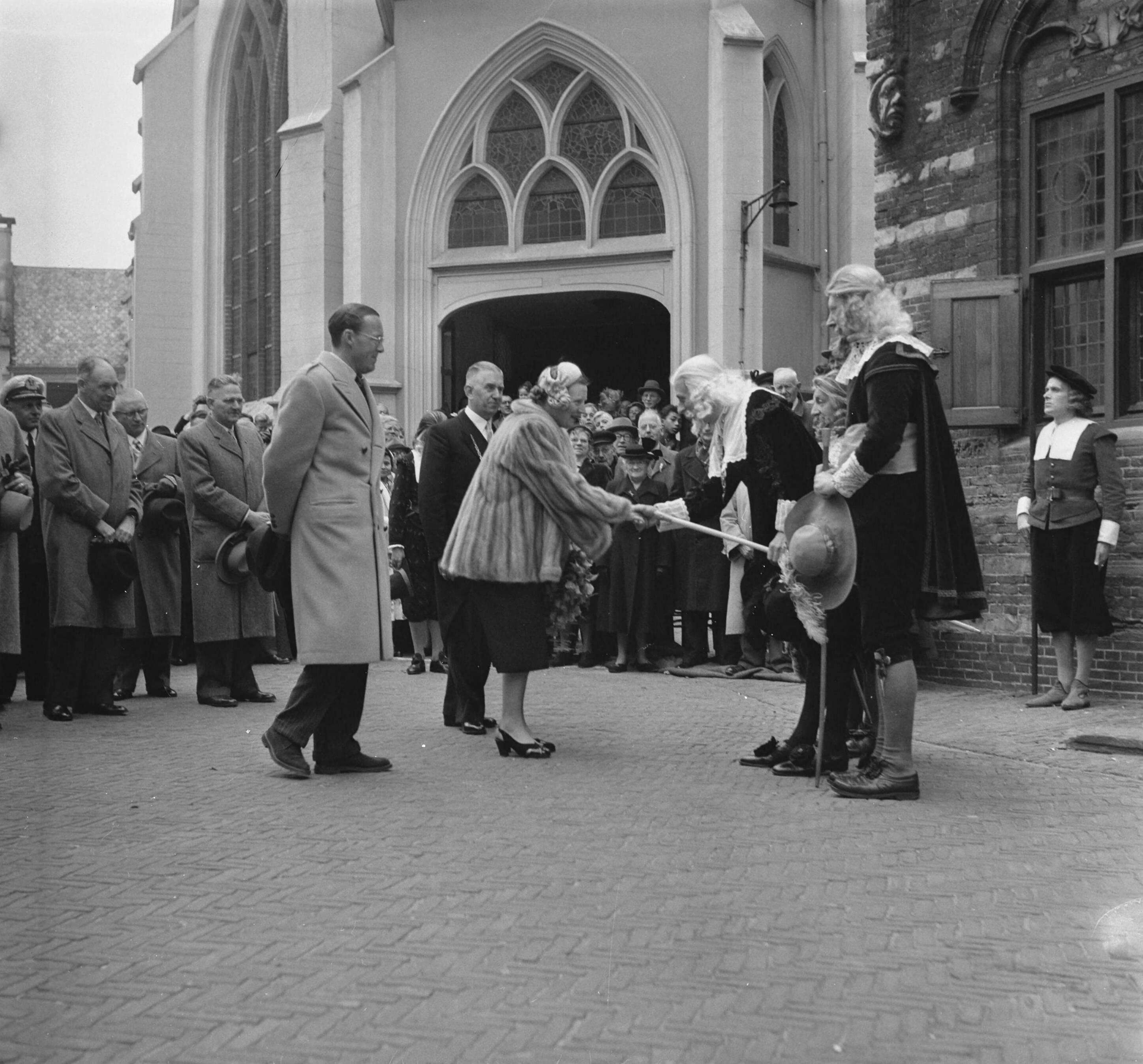 Koninklijk bezoek aan 15 gemeentes in Zuid-Holland (Rijnstreek en Merengebied) — Koningin Juliana en Prins Bernhard bezoeken Woerden. Bij het oude gerechtsgebouw (gemeentemuseum) worden zij begroet door "schout en schepenen" — Foto: Noske, J.D. / Anefo. Licentie: Set B: Rechtenvrij / Publiek Domein. Bron: Nationaal Archief. http://hdl.handle.net/10648/a922340c-d0b4-102d-bcf8-003048976d84