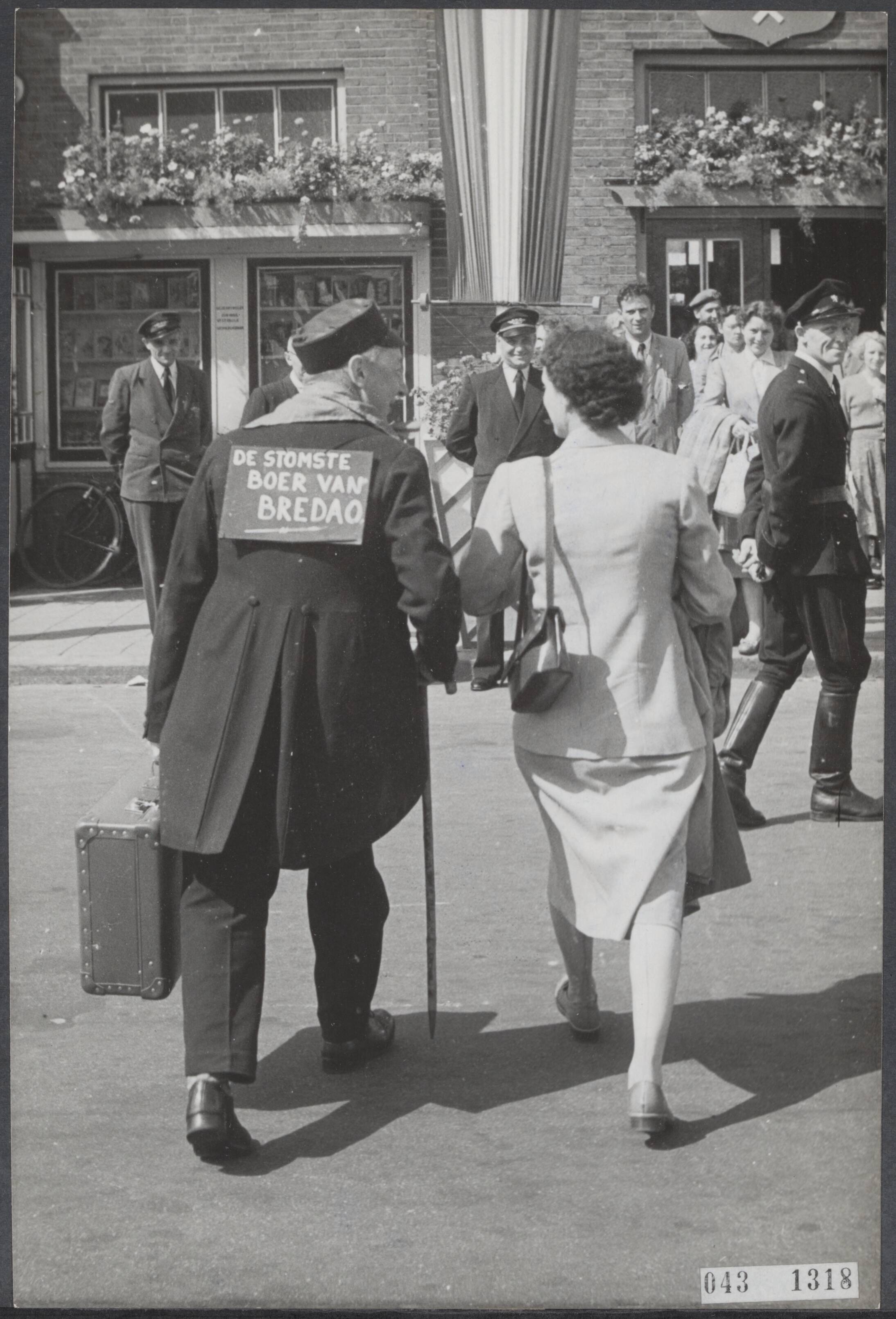 Fotocollectie Elsevier Binnenland — Bij de vandaag in Breda begonnen carnavalsviering kon men dit tafereeltje bij het station zien. De "stomste boer van Breda" brengt zijn vrouw die gaat logeren naar de trein, terwijl hij daarna zelf carnaval gaat vieren — Foto: Noske, J.D. / Anefo. Licentie: Set B: Rechtenvrij / Publiek Domein. Bron: Nationaal Archief. http://hdl.handle.net/10648/adfa81fa-d0b4-102d-bcf8-003048976d84