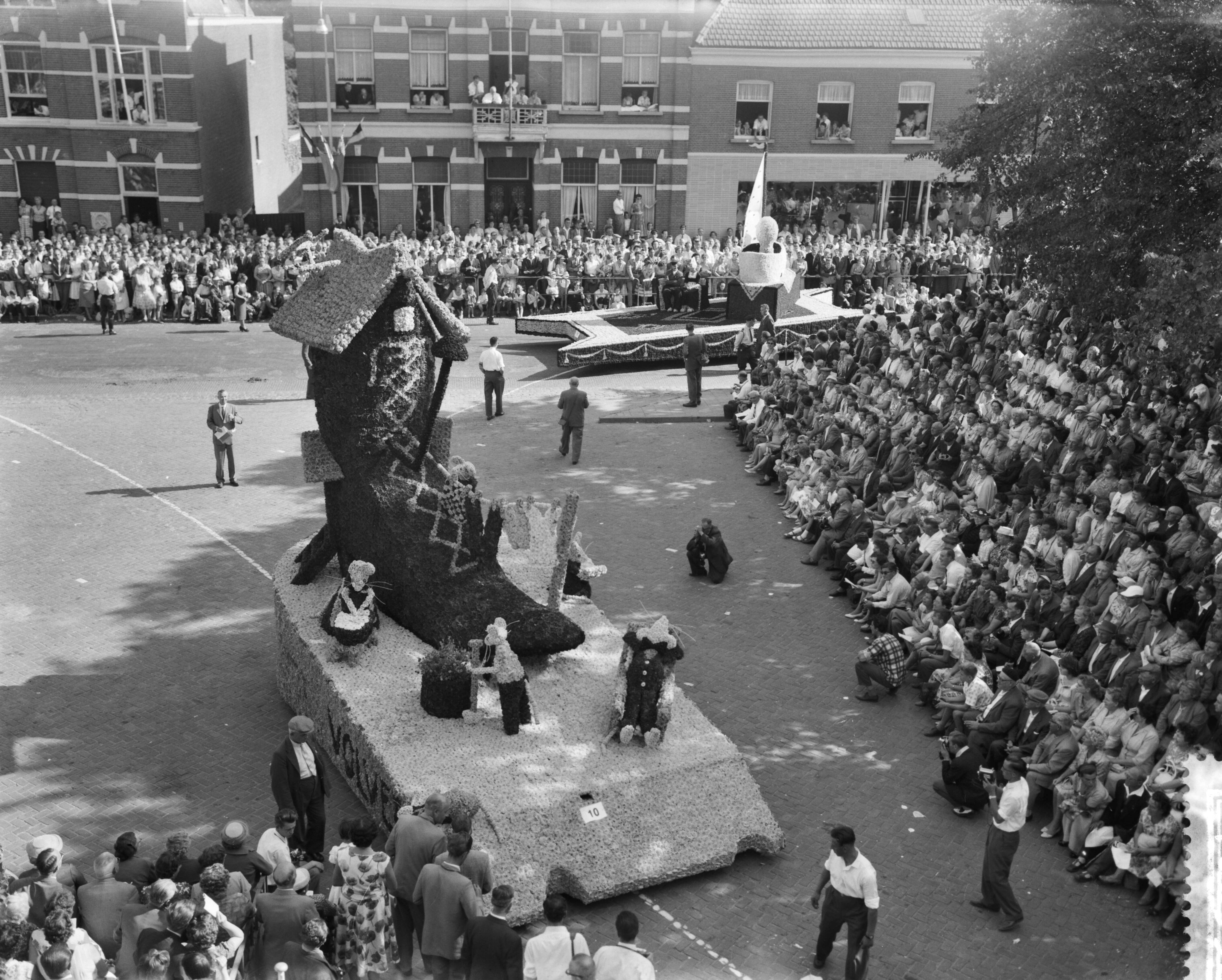 Fotocollectie Anefo — Bloemencorso in Zundert — Foto: Pot, Harry / Anefo. Licentie: Set B: Rechtenvrij / Publiek Domein. Bron: Nationaal Archief. http://hdl.handle.net/10648/a99cf1e2-d0b4-102d-bcf8-003048976d84
