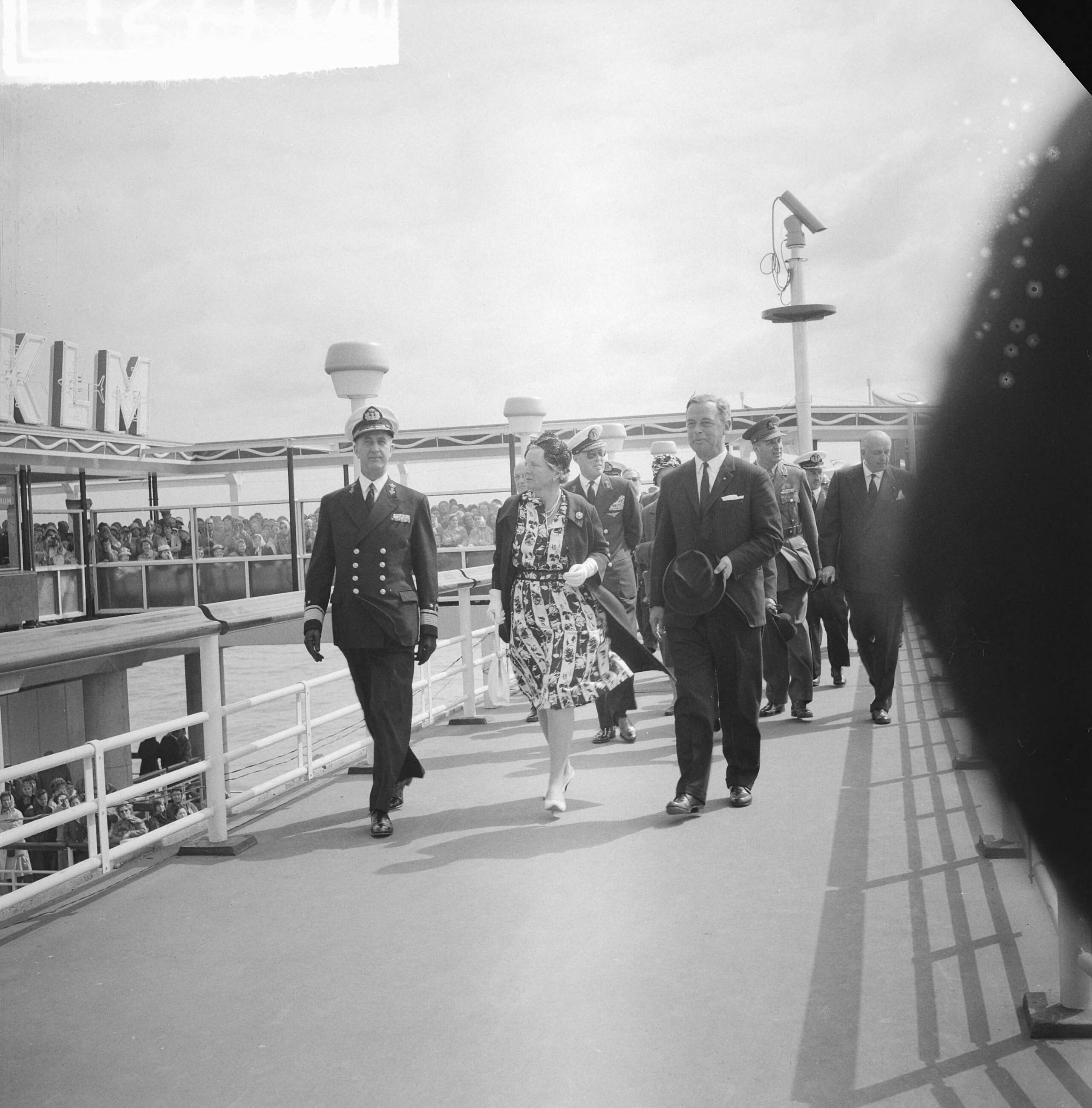 Fotocollectie Anefo — Vlootschouw Scheveningen. Aankomst op de pier. Vice-admiraal L. Brouwer, koningin Juliana en inister van Defensie S.H. Visser. achter hen prins Bernharfd — Foto: Lindeboom, Henk / Anefo. Licentie: Set B: Rechtenvrij / Publiek Domein. Bron: Nationaal Archief. http://hdl.handle.net/10648/a9dbc76e-d0b4-102d-bcf8-003048976d84