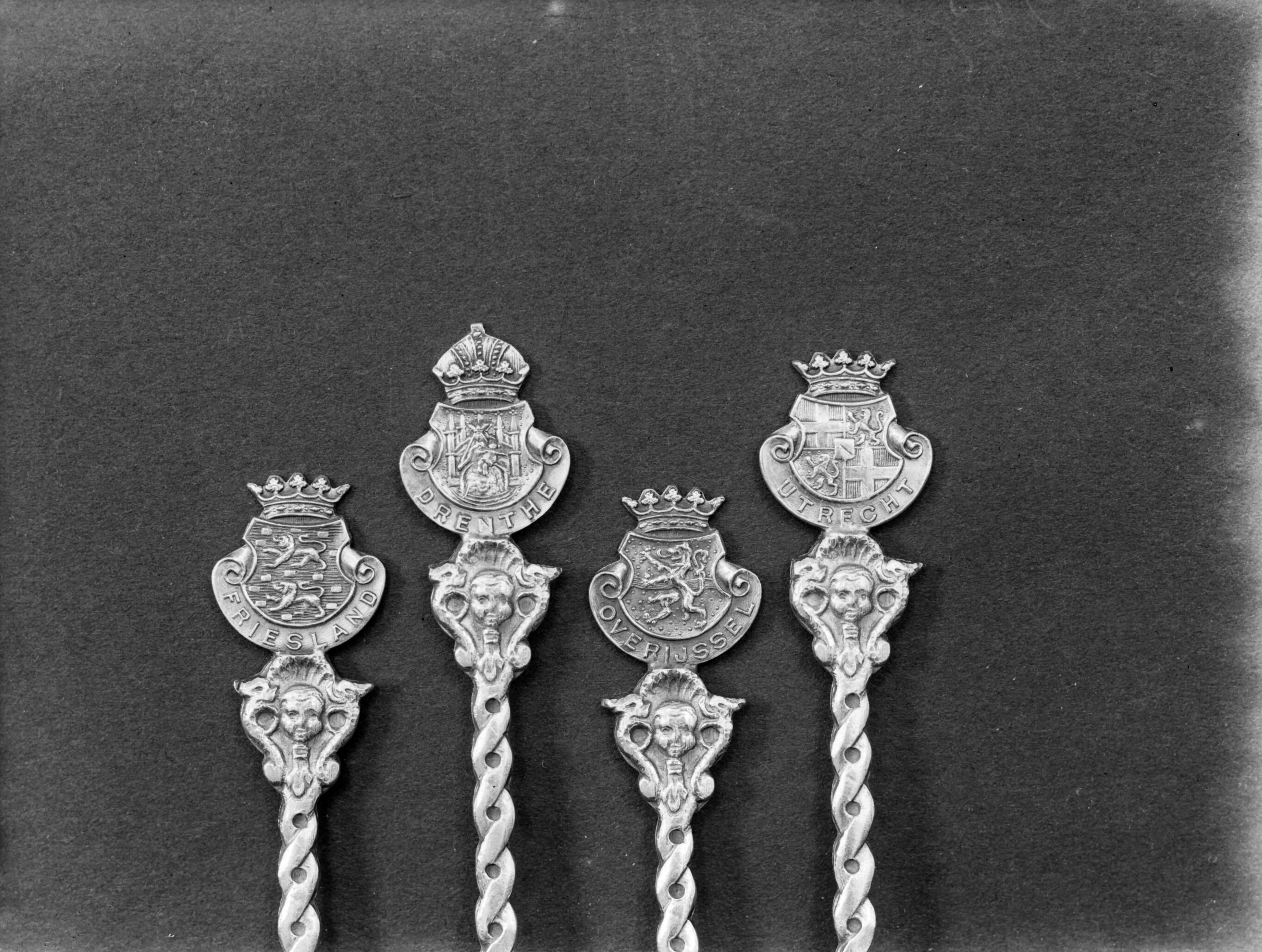 Productfoto's; zilverwerk — Lepeltjes met provinciewapens van de fa. Gerritsen & Van Kempen in Zeist — Foto: Poll, Willem van de. Licentie: Set B: Rechtenvrij / Publiek Domein. Bron: Nationaal Archief. http://hdl.handle.net/10648/ae9e613a-d0b4-102d-bcf8-003048976d84