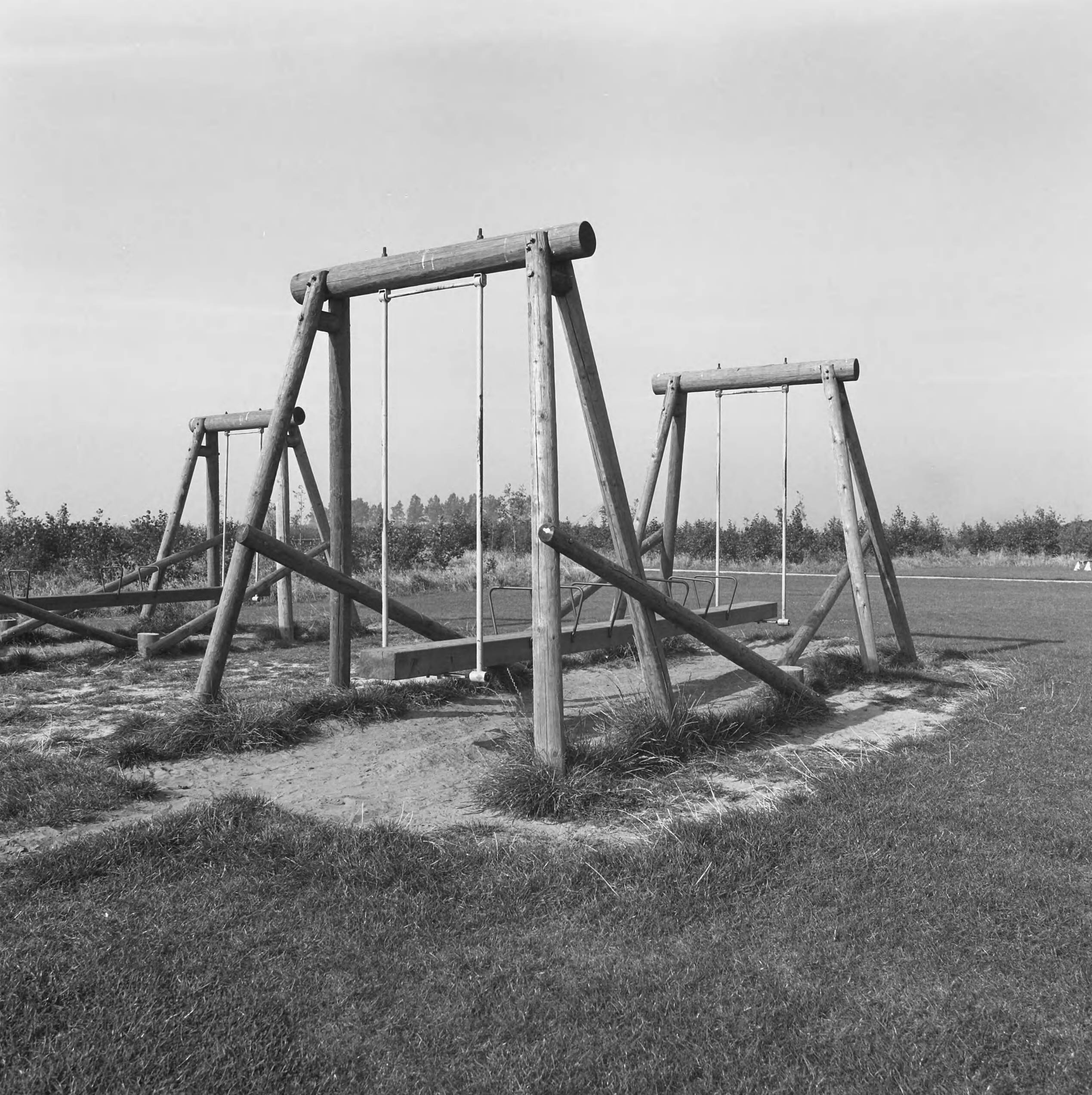 Fotocollectie Nederlandse Heidemaatschappij — Zoetermeer. Speelwerktuigen rond flats — Foto: Fotograaf Onbekend / Heidemij. Licentie: Set B: Rechtenvrij / Publiek Domein. Bron: Nationaal Archief. http://hdl.handle.net/10648/ae8357fa-d0b4-102d-bcf8-003048976d84