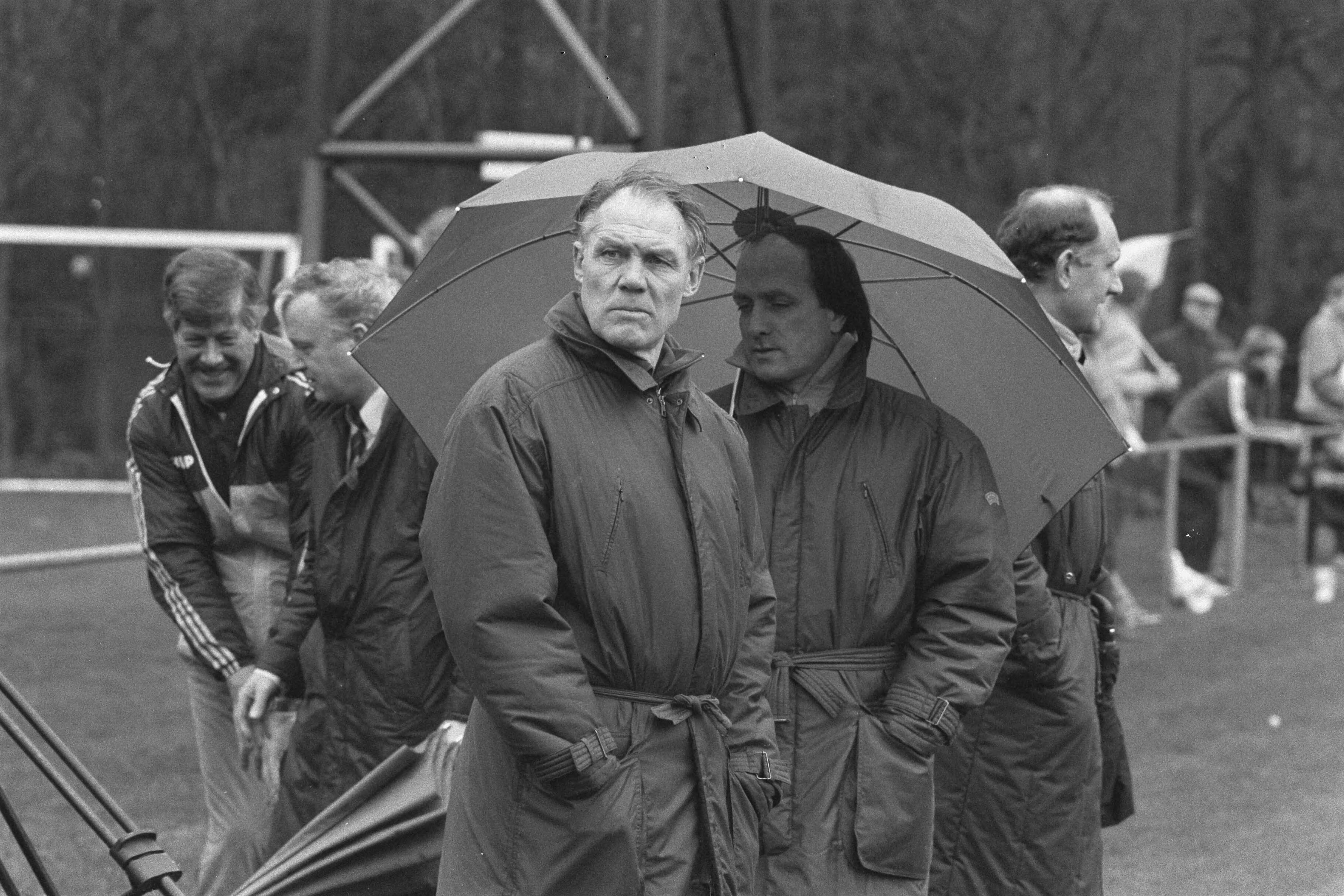 Fotocollectie Anefo — Nederlands elftal oefent in Zeist voor wedstrijd tegen Cyprus; bondscoach Rinus Michels en assistent Dick Advocaat — Foto: Bogaerts, Rob / Anefo. Licentie: Set B: Rechtenvrij / Publiek Domein. Bron: Nationaal Archief. http://hdl.handle.net/10648/ad5ad178-d0b4-102d-bcf8-003048976d84