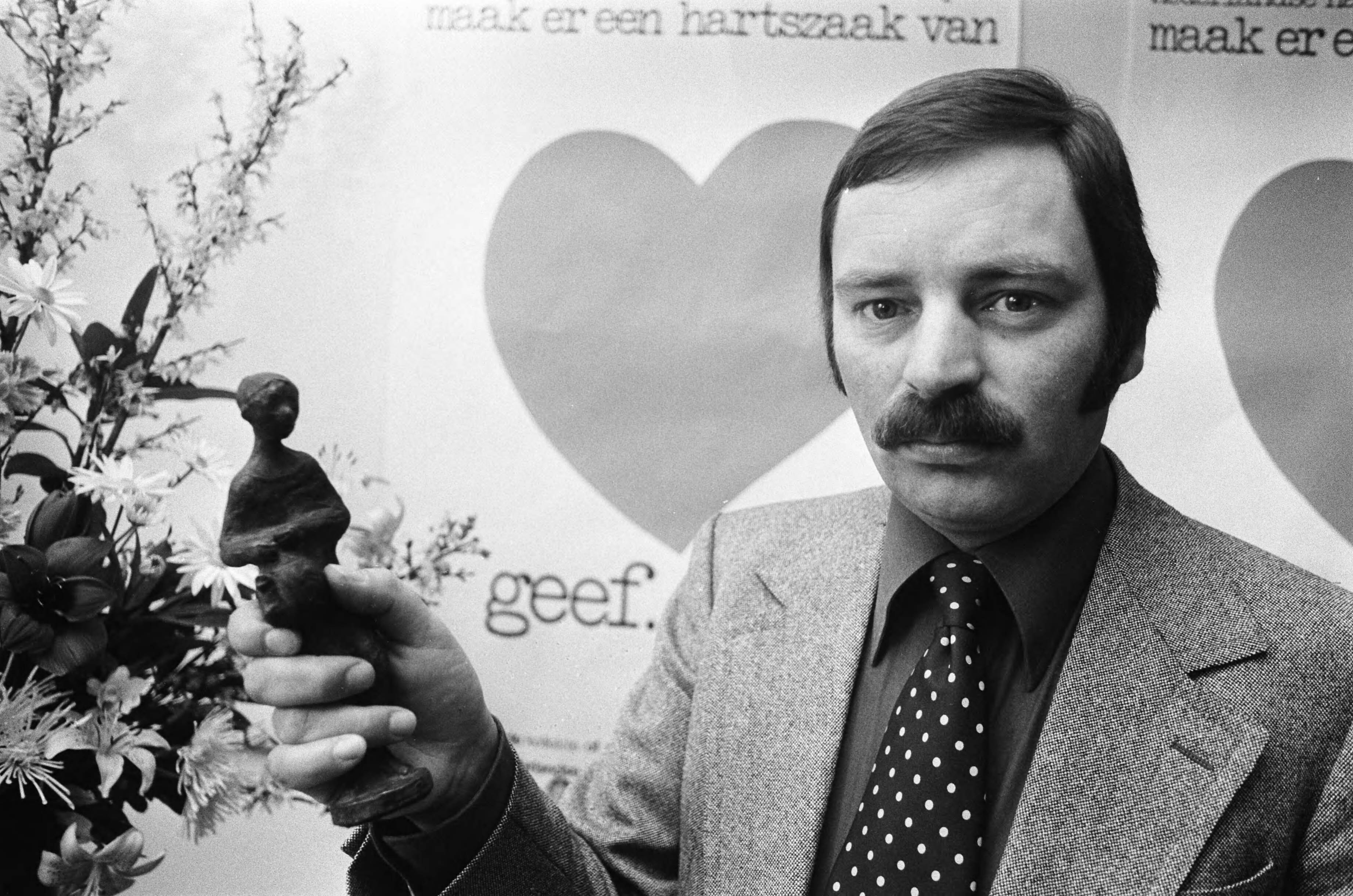Fotocollectie Anefo — Kinderhartenfonds reikt prijs uit aan Cas Brugman in Den Haag ; Cas Brugman met zijn "Ketelbinkie" — Foto: Peters, Hans / Anefo. Licentie: Set B: Rechtenvrij / Publiek Domein. Bron: Nationaal Archief. http://hdl.handle.net/10648/ac65872c-d0b4-102d-bcf8-003048976d84