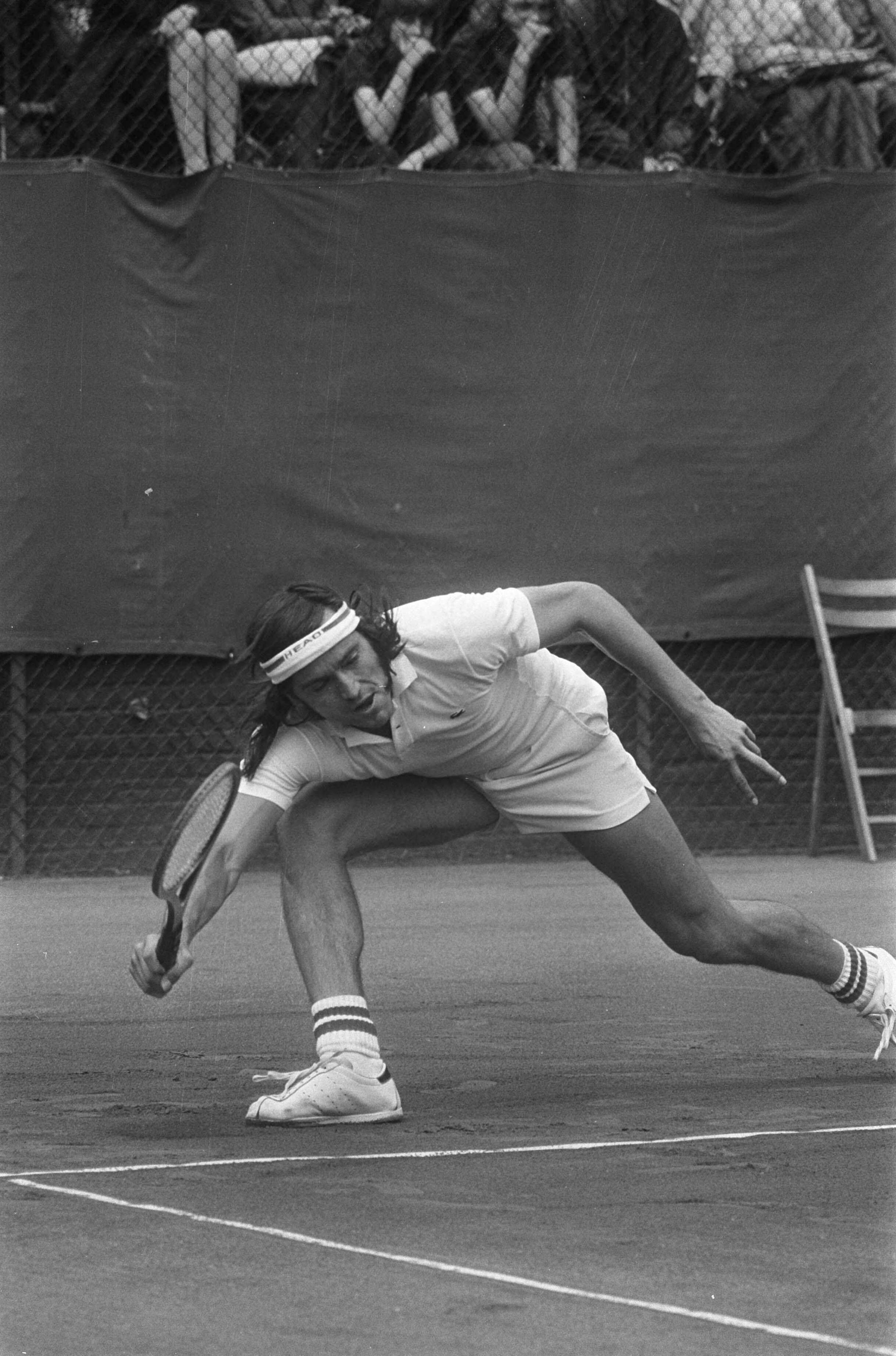 Fotocollectie Anefo — Internationale Tenniskampioenschappen Melkhuisje, de Fransman Jean-Baptiste Chanfreau in aktie — Foto: Verhoeff, Bert / Anefo. Licentie: Set B: Rechtenvrij / Publiek Domein. Bron: Nationaal Archief. http://hdl.handle.net/10648/ac31fe20-d0b4-102d-bcf8-003048976d84