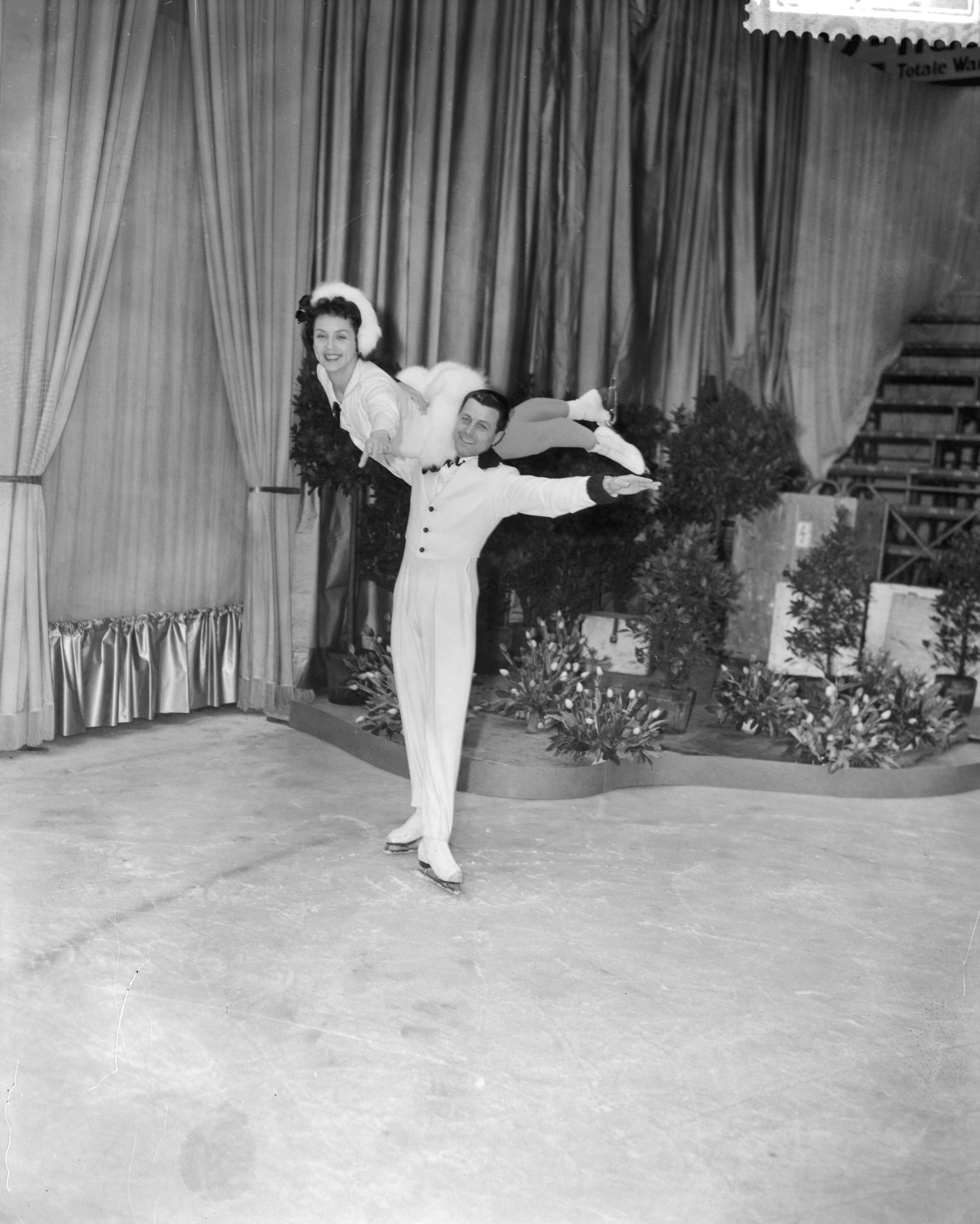 Fotocollectie Anefo — Premiere van de Weense ijsrevue in de Hokij te Den Haag, het paar Eva Pavelik en Rudi Seeliger in actie — Foto: Behrens, Herbert F. / Anefo. Licentie: Set B: Rechtenvrij / Publiek Domein. Bron: Nationaal Archief. http://hdl.handle.net/10648/a98e13d4-d0b4-102d-bcf8-003048976d84