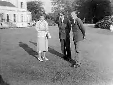 Fotocollectie Anefo — Koning Boudewijn van België brengt een bezoek aan het koninklijk paar op paleis Soestdijk. V.l.n.r. koningin Juliana, koning Boudewijn en prins Bernhard — Foto: Noske, J.D. / Anefo. Licentie: Set B: Rechtenvrij / Publiek Domein. Bron: Nationaal Archief. http://hdl.handle.net/10648/a97cf2e8-d0b4-102d-bcf8-003048976d84