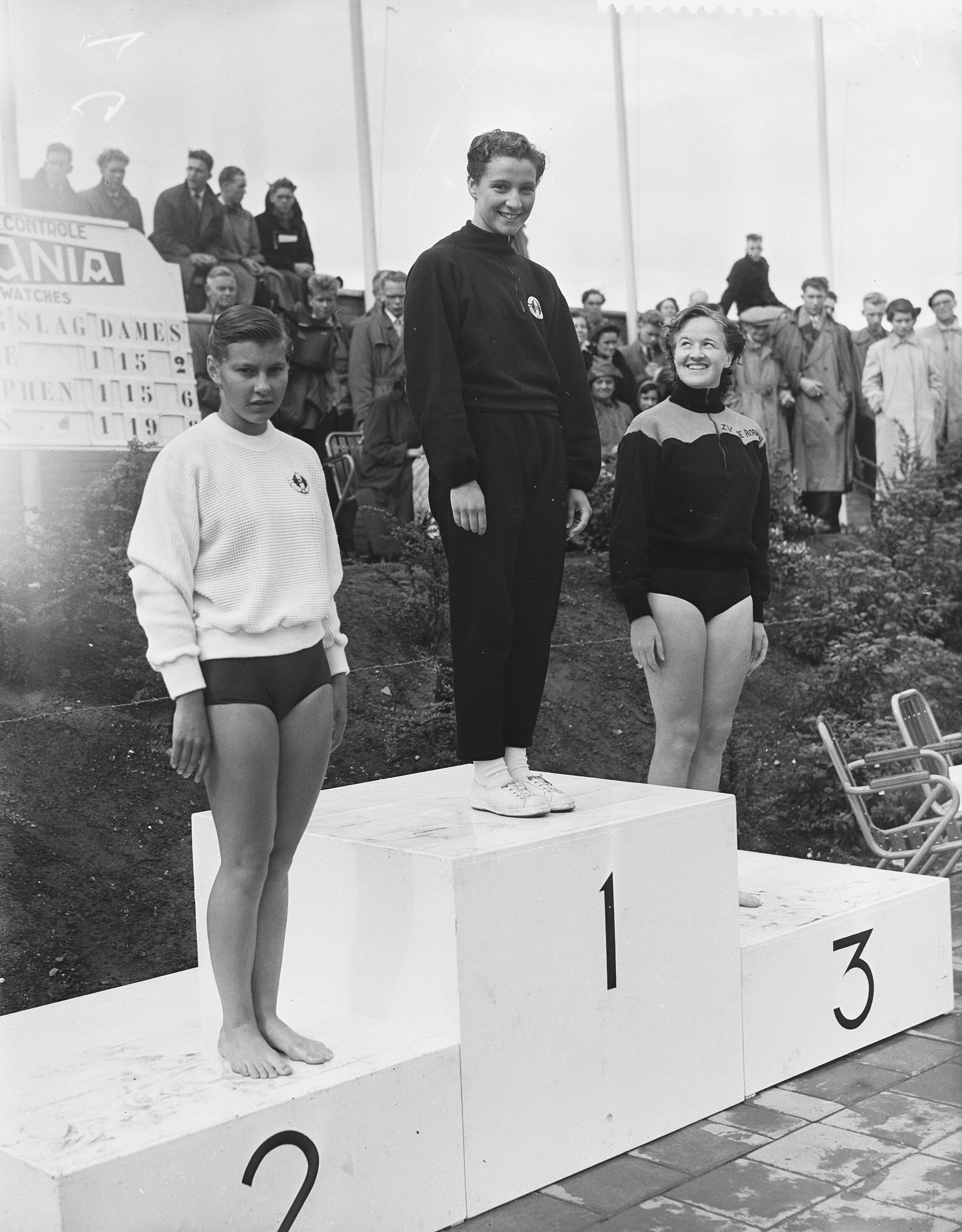 Fotocollectie Anefo — Nederlandse kampioenschappen zwemmen te Groningen, Huldiging 100 m rugslag dames. Vlnr. Jopie van Alphen (2e), Joke de Korte (1e), Dicky van Ekris (3e) — Foto: Bilsen, Joop van / Anefo. Licentie: Set B: Rechtenvrij / Publiek Domein. Bron: Nationaal Archief. http://hdl.handle.net/10648/a93941ec-d0b4-102d-bcf8-003048976d84