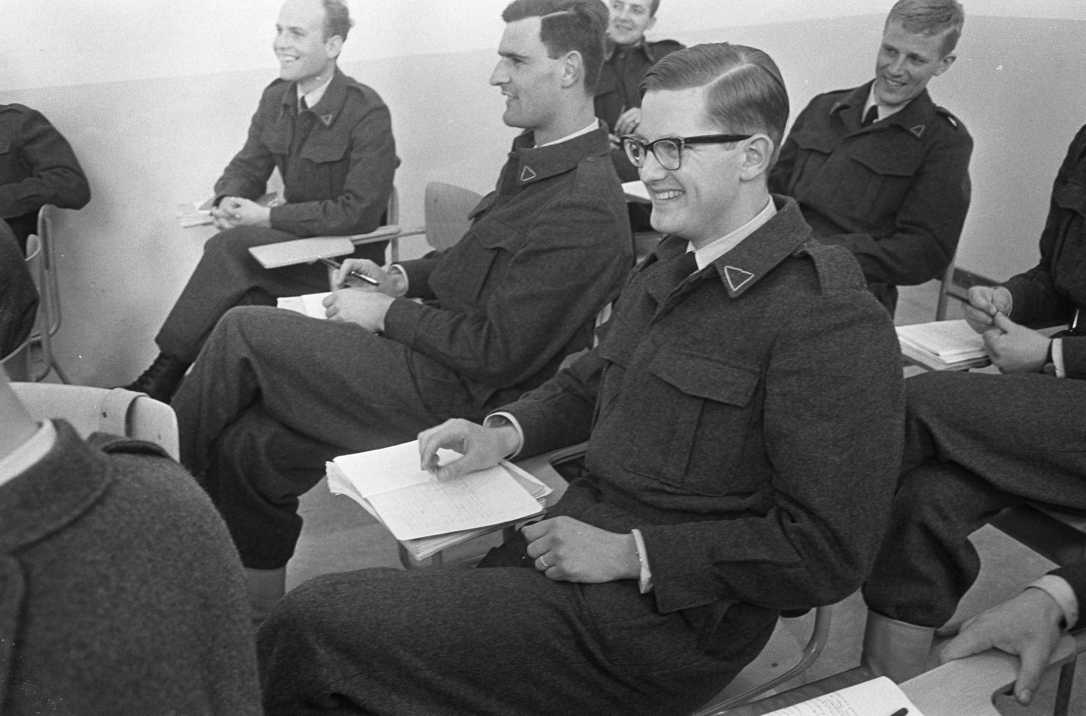 Fotocollectie Anefo — Mr. Pieter van Vollenhoven in militaire dienst bij de luchtmacht in Breda, Soldaat mr. Pieter in de klas — Foto: Koch, Eric / Anefo. Licentie: Set B: Rechtenvrij / Publiek Domein. Bron: Nationaal Archief. http://hdl.handle.net/10648/aae7748c-d0b4-102d-bcf8-003048976d84