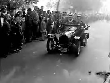 Fotocollectie Anefo — Traditie-rit van de Pionier Automobiel Club te Utrecht — Foto: Behrens, Herbert F. / Anefo. Licentie: Set B: Rechtenvrij / Publiek Domein. Bron: Nationaal Archief. http://hdl.handle.net/10648/a96c4ac4-d0b4-102d-bcf8-003048976d84