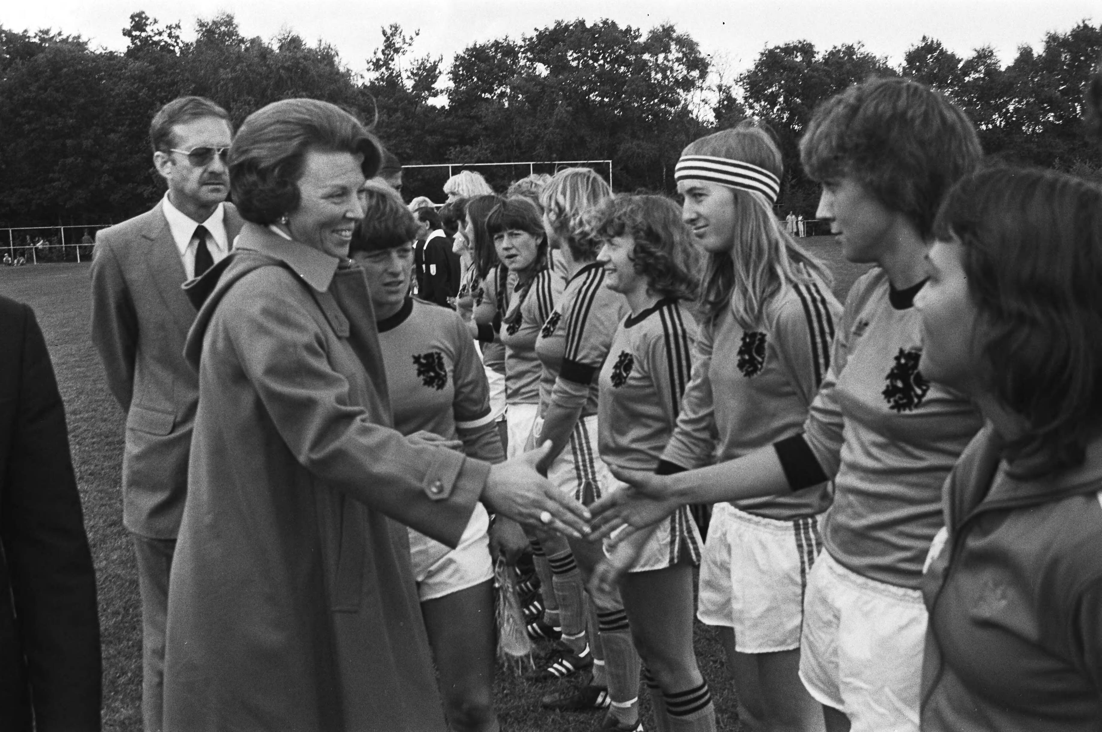 De "Zwaluwen Jeugd Aktie" te Zeist wordt bijgewooond door prinses Beatrix — Prinses Beatrix maakt kennis met de deelnemende voetbaljeugd — Foto: Bogaerts, Rob / Anefo. Licentie: Set B: Rechtenvrij / Publiek Domein. Bron: Nationaal Archief. http://hdl.handle.net/10648/acd1015a-d0b4-102d-bcf8-003048976d84