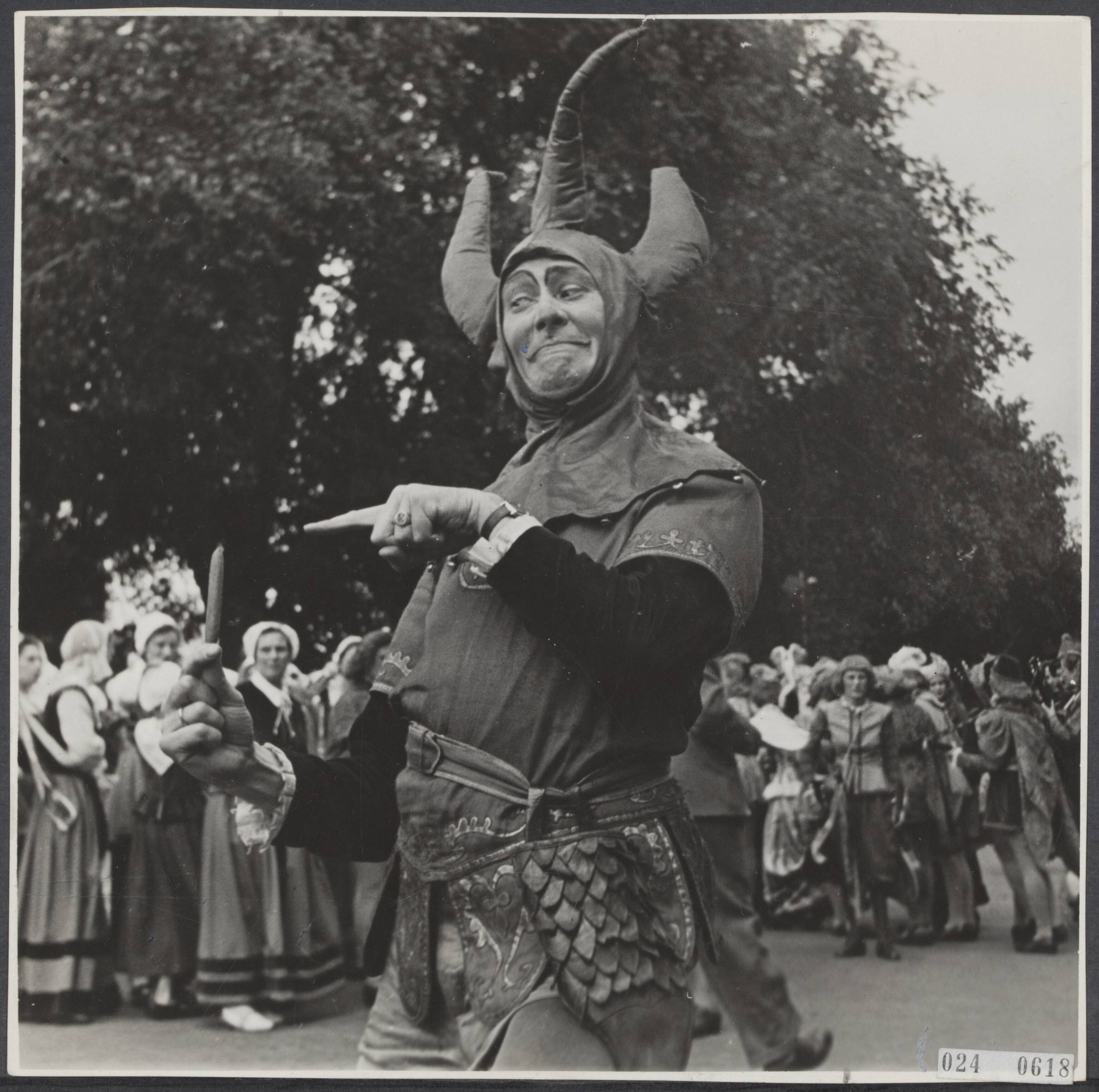 Fotocollectie Elsevier Binnenland — Historische optocht 700-jarig Haarlem. Nar wijst op sigaar? — Foto: Onbekend / Publiek Domein of Rechtenvrij. Licentie: Set B: Rechtenvrij / Publiek Domein. Bron: Nationaal Archief. http://hdl.handle.net/10648/add7f9dc-d0b4-102d-bcf8-003048976d84