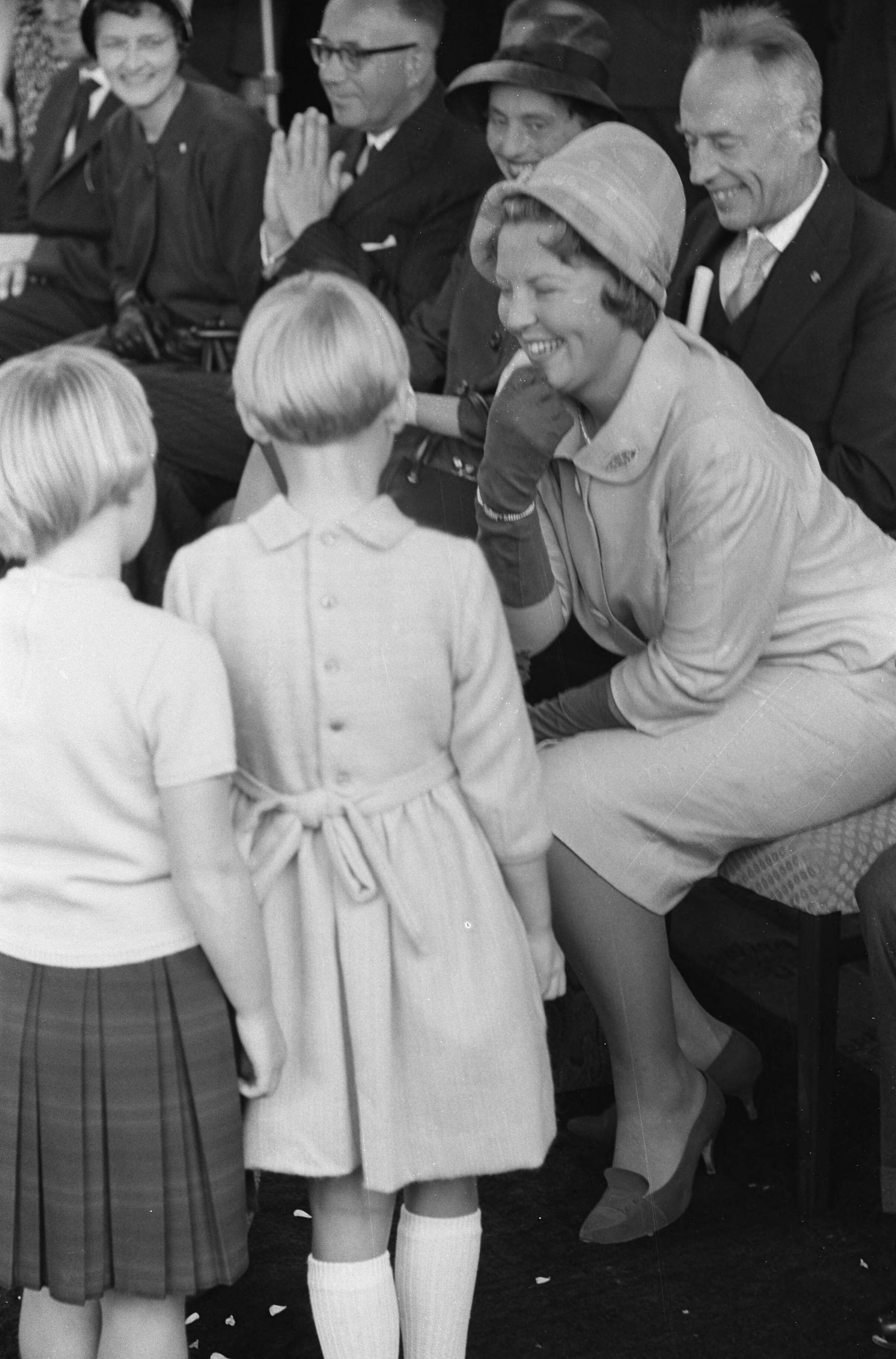 Fotocollectie Anefo — Prinses Beatrix opent Buitenschool in Leeuwarden. De prinses krijgt bloemen in de gymnastiekzaal. Zij bedankt voor bloemen. Achter haar burgemeester A.A.M. van der Meulen — Foto: Pot, Harry / Anefo. Licentie: Set B: Rechtenvrij / Publiek Domein. Bron: Nationaal Archief. http://hdl.handle.net/10648/a9e2652e-d0b4-102d-bcf8-003048976d84