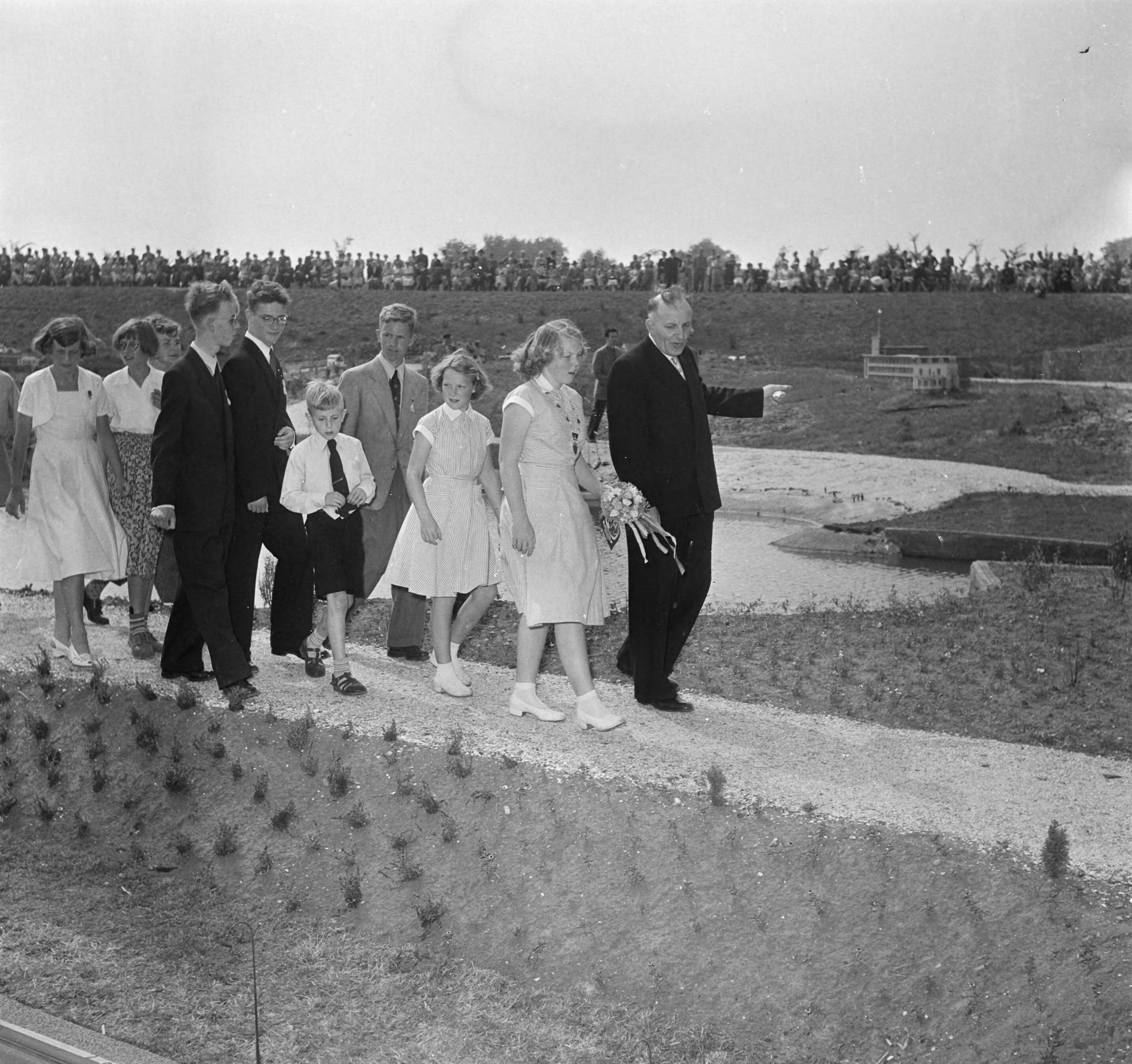 Prinses Beatrix opent Madurodam — Prinses Beatrix opent Madurodam. Rondgang met architect Siebe Jan Bouma. Achter "burgemeester" Beatrix, haar zuster prinses Irene en de "wethouders" — Foto: Noske, J.D. / Anefo. Licentie: Set B: Rechtenvrij / Publiek Domein. Bron: Nationaal Archief. http://hdl.handle.net/10648/a8fc6c22-d0b4-102d-bcf8-003048976d84