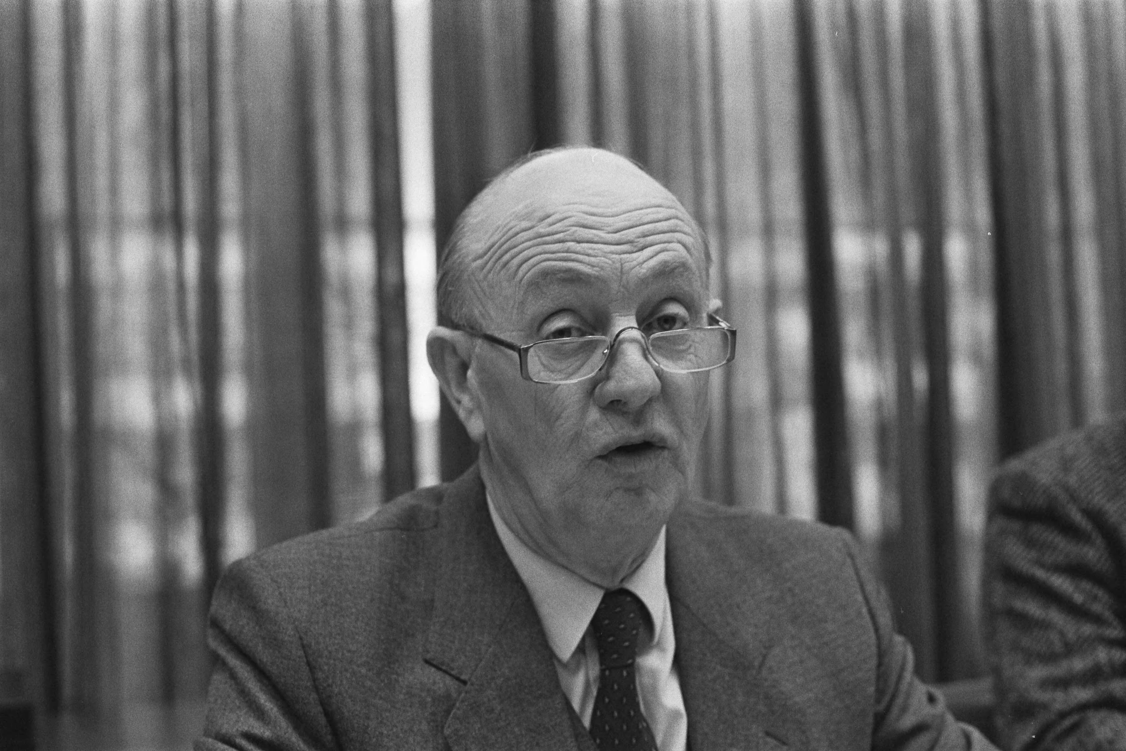 Fotocollectie Anefo — Zigeunerfamilie Milan Duric uit huis in Nieuwegein gezet. Burgemeester Mans Flik tijdens de persconferentie — Foto: Gerrits, Roland / Anefo. Licentie: Set B: Rechtenvrij / Publiek Domein. Bron: Nationaal Archief. http://hdl.handle.net/10648/ad5bca6a-d0b4-102d-bcf8-003048976d84