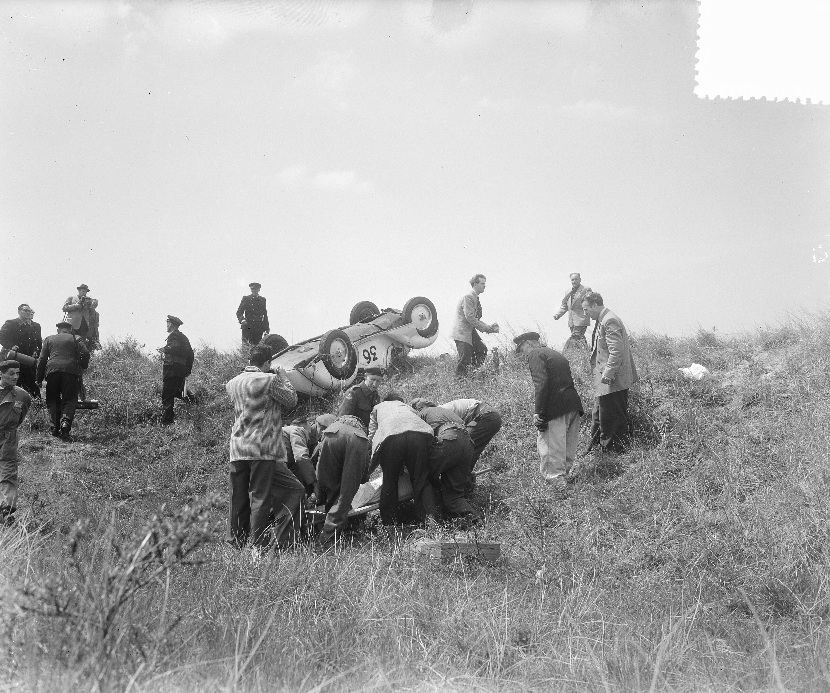 Fotocollectie Anefo — Sportwagenrace Zandvoort. De Nederlandse coureur Beemsterboer kwam met zijn BMW in het zand naast de baan terecht, slipte en sloeg viermaal over de kop. Beemsterboer werd uit de auto geslingerd. Hij was slechts licht gewond. Beemsterboer wordt op een brancard gelegd — Foto: Pot, Harry / Anefo. Licentie: Set B: Rechtenvrij / Publiek Domein. Bron: Nationaal Archief. http://hdl.handle.net/10648/a90d567c-d0b4-102d-bcf8-003048976d84