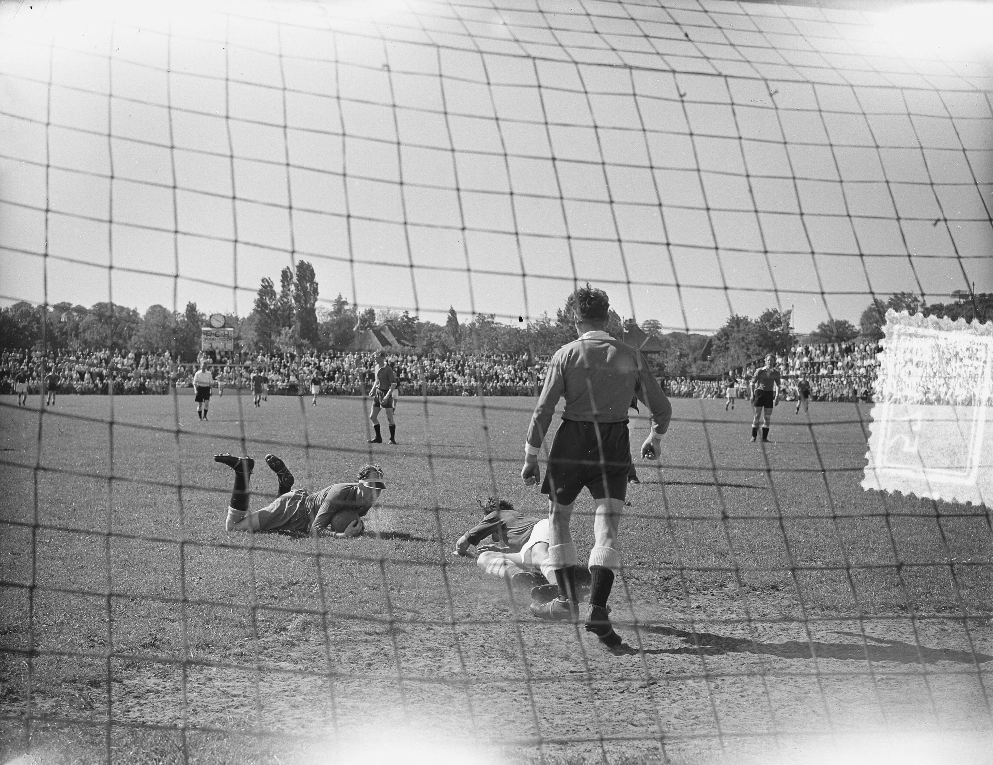 Fotocollectie Anefo — Voetbal. RCH tegen Sneek 3-3. Spelmoment — Foto: Duinen, H. van / Anefo. Licentie: Set B: Rechtenvrij / Publiek Domein. Bron: Nationaal Archief. http://hdl.handle.net/10648/a90c89e0-d0b4-102d-bcf8-003048976d84