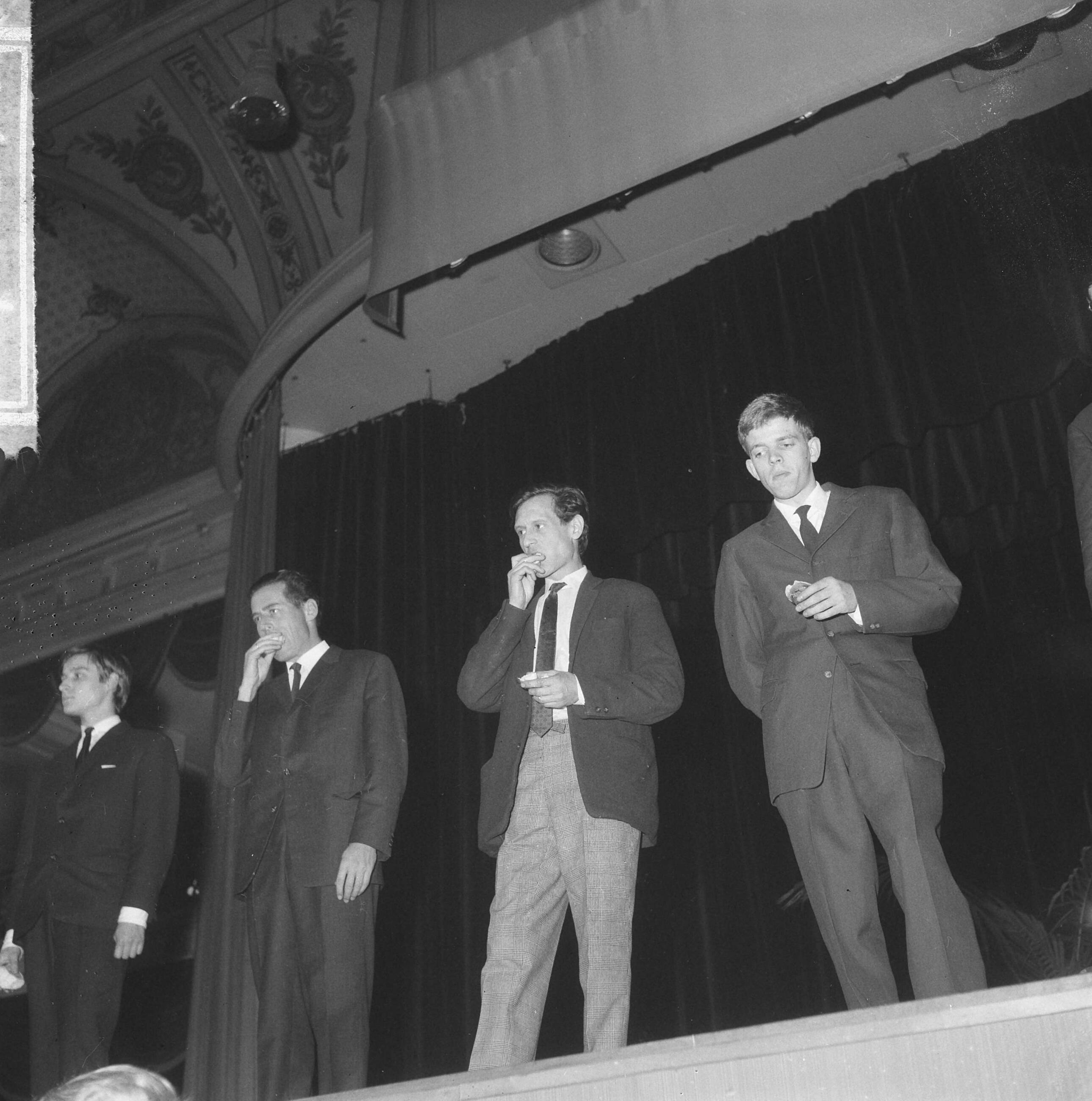 Fotocollectie Anefo — Fluxus-groep gaf Pop-Art-Concert in Kurhaus, concert voor belegde broodjes — Foto: Gelderen, Hugo van / Anefo. Licentie: Set B: Rechtenvrij / Publiek Domein. Bron: Nationaal Archief. http://hdl.handle.net/10648/aa82b556-d0b4-102d-bcf8-003048976d84