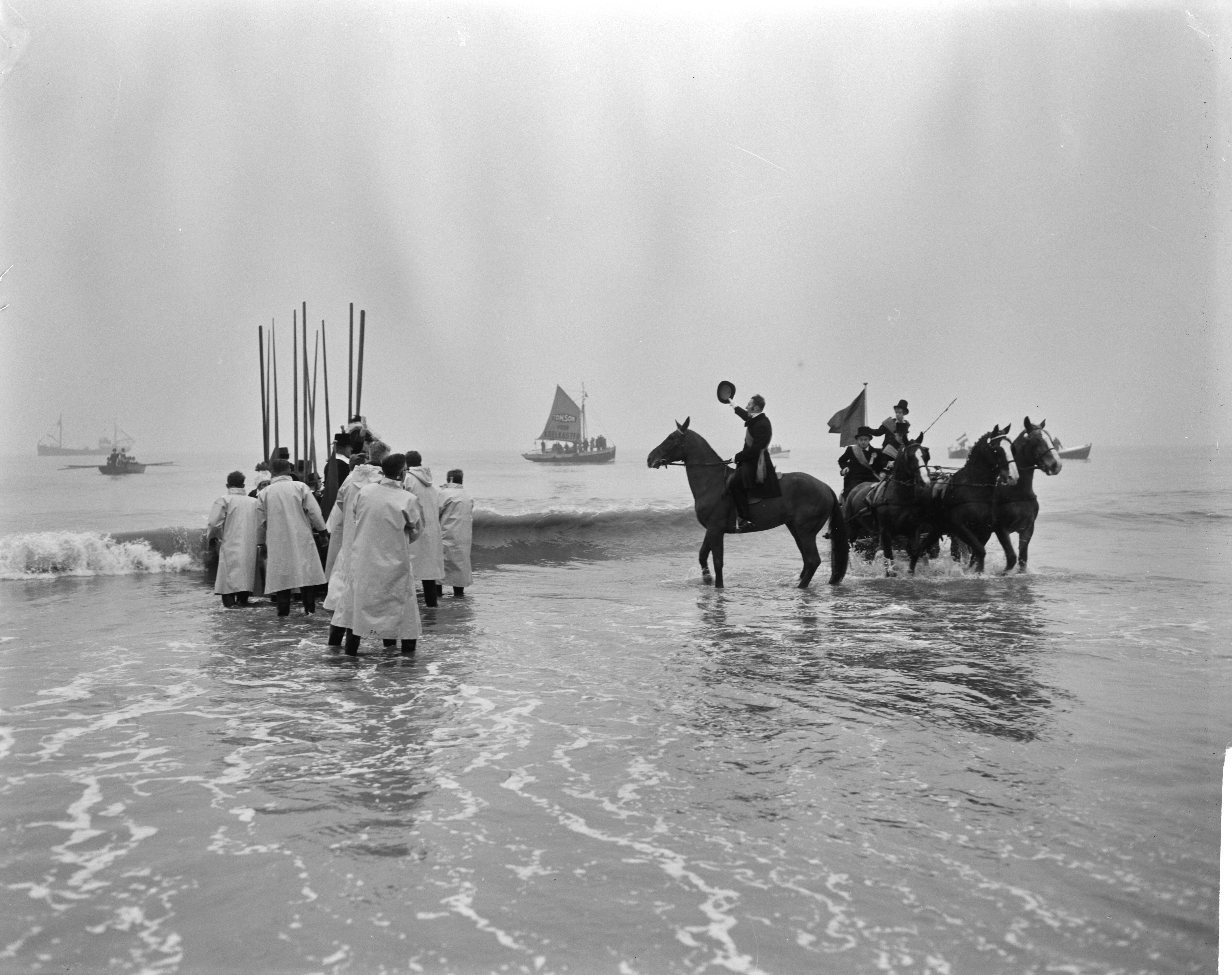 Fotocollectie Anefo — Te Scheveningen is de landing en intocht van prins Willem Frederik in 1813 herdacht. Aankomst van prins Willem Frederik op het strand — Foto: Bilsen, Joop van / Anefo. Licentie: Set B: Rechtenvrij / Publiek Domein. Bron: Nationaal Archief. http://hdl.handle.net/10648/aa5012b8-d0b4-102d-bcf8-003048976d84