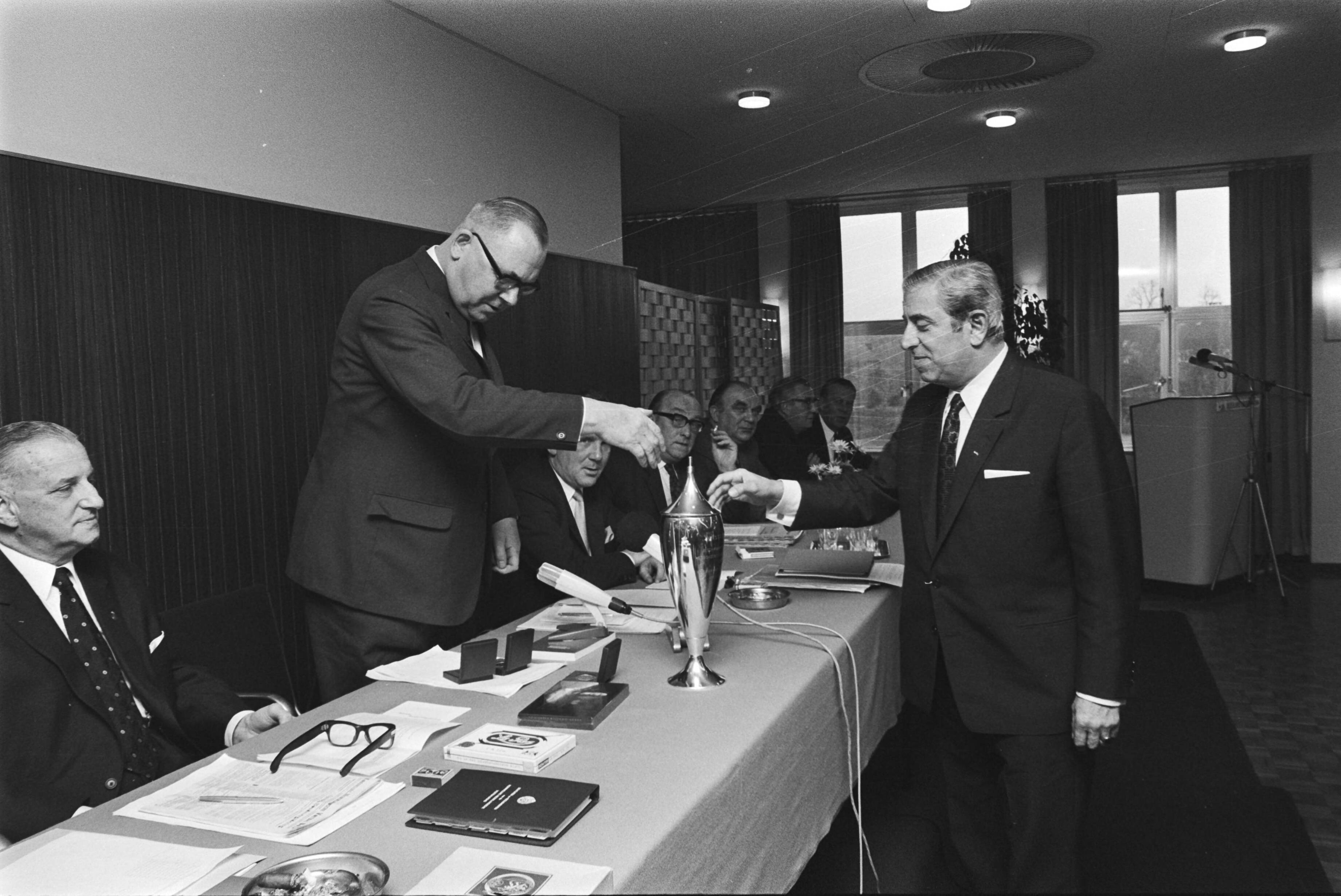 Fotocollectie Anefo — Ajaxvoorzitter Van Praag ontvangt twee medailles voor Ajax van KNVB, Den Haag ; Van Praag met medailles — Foto: Mieremet, Rob / Anefo. Licentie: Set B: Rechtenvrij / Publiek Domein. Bron: Nationaal Archief. http://hdl.handle.net/10648/aba9ed96-d0b4-102d-bcf8-003048976d84